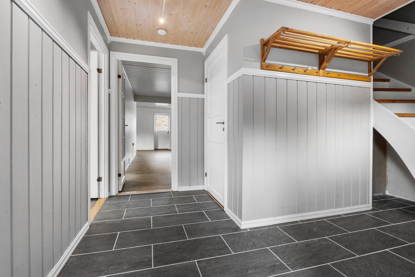 Velkommen inn i romsleg og lys hall med flislagt golv med varmekablar Galleribilde