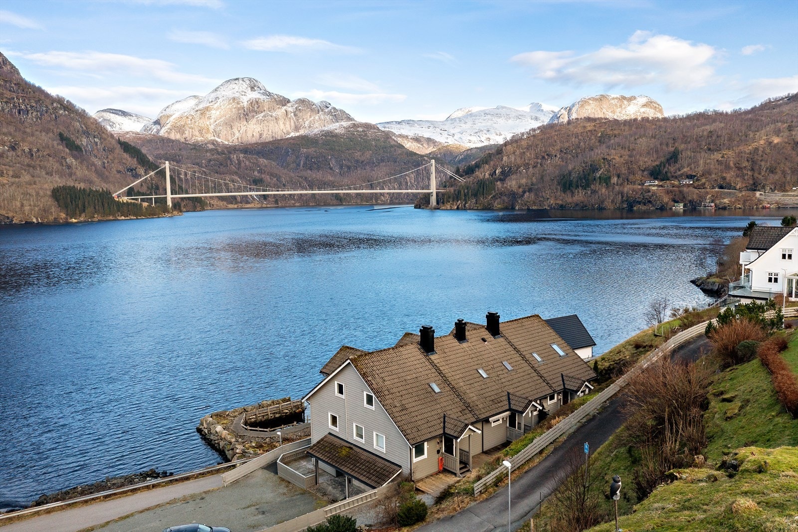 4-roms toppleilegheit med sentrumsnærbeliggenheit heilt i strandkanten i Dale Galleribilde