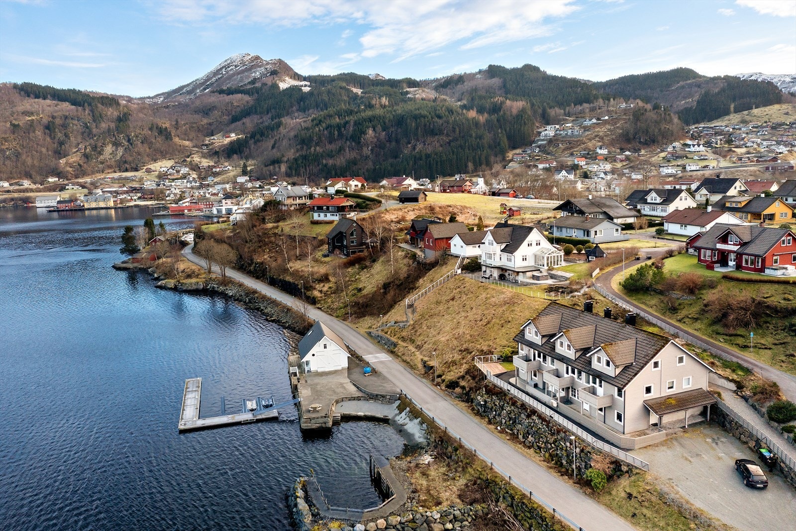 Til sentrum som ligg i underkant av 1 km unna er det flat og fin veg og det er gangavstand til barnehage, barne- og ungdomsskule og vidargåande skule Galleribilde