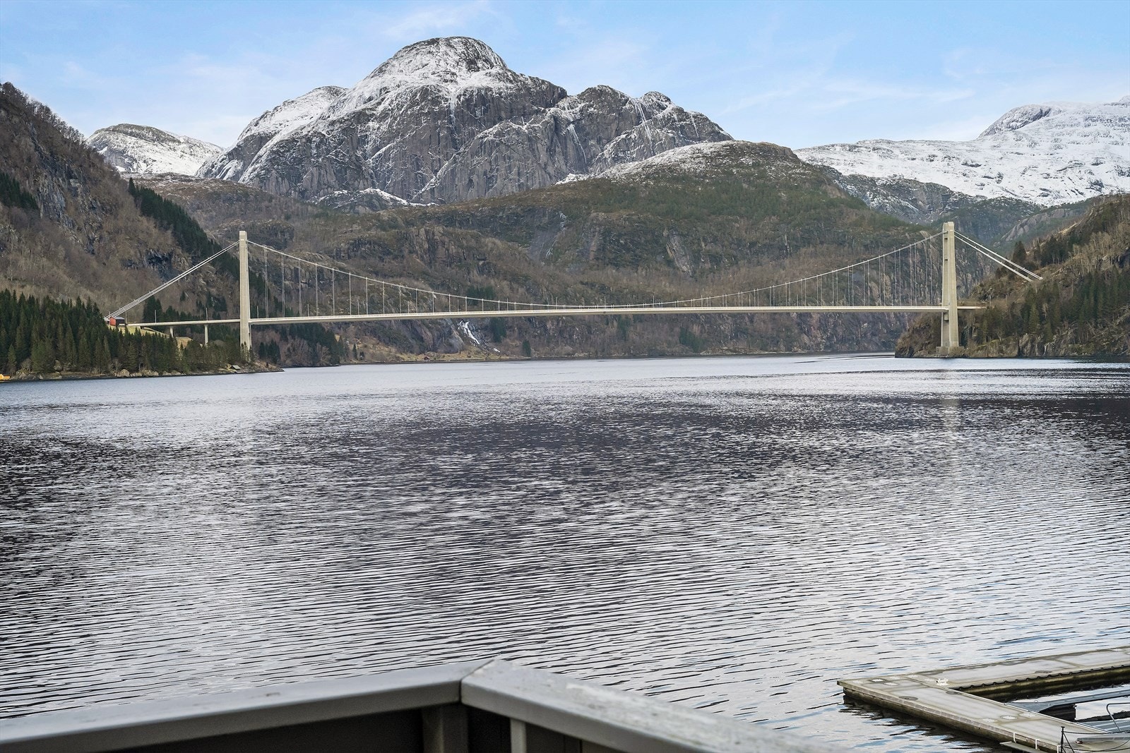 Balkong på 7 kvm med sol til ca 22 på høgsommaren Galleribilde