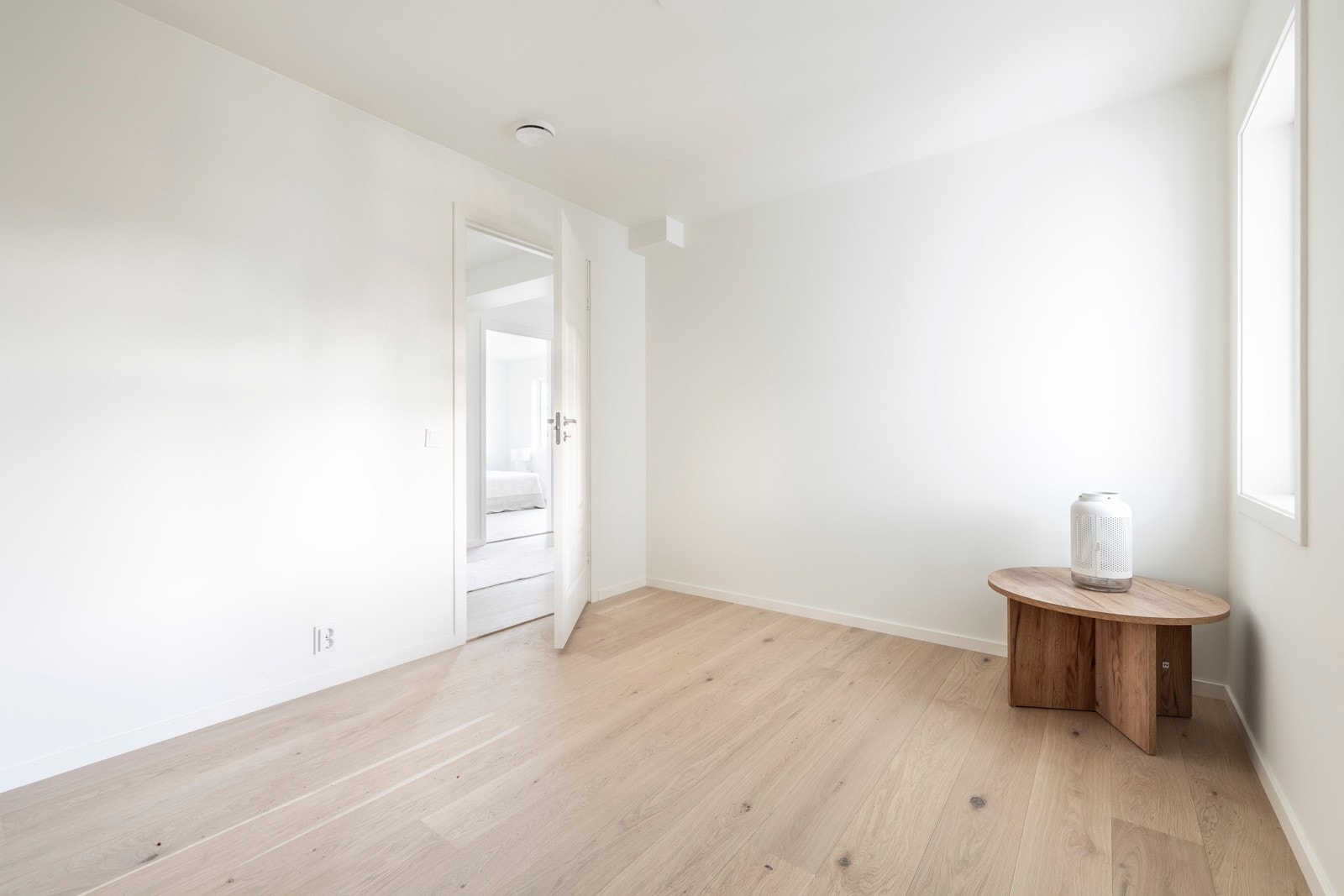 Med god plass til sofagruppe og TV-anlegg, er dette rommet ideelt for koselige filmkvelder eller som et eget lekerom for barna. Galleribilde