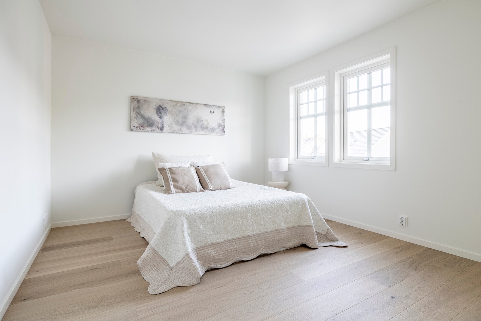 Boligen byr på tre romslige soverom, to i første etasje og ett i andre etasje. Galleribilde