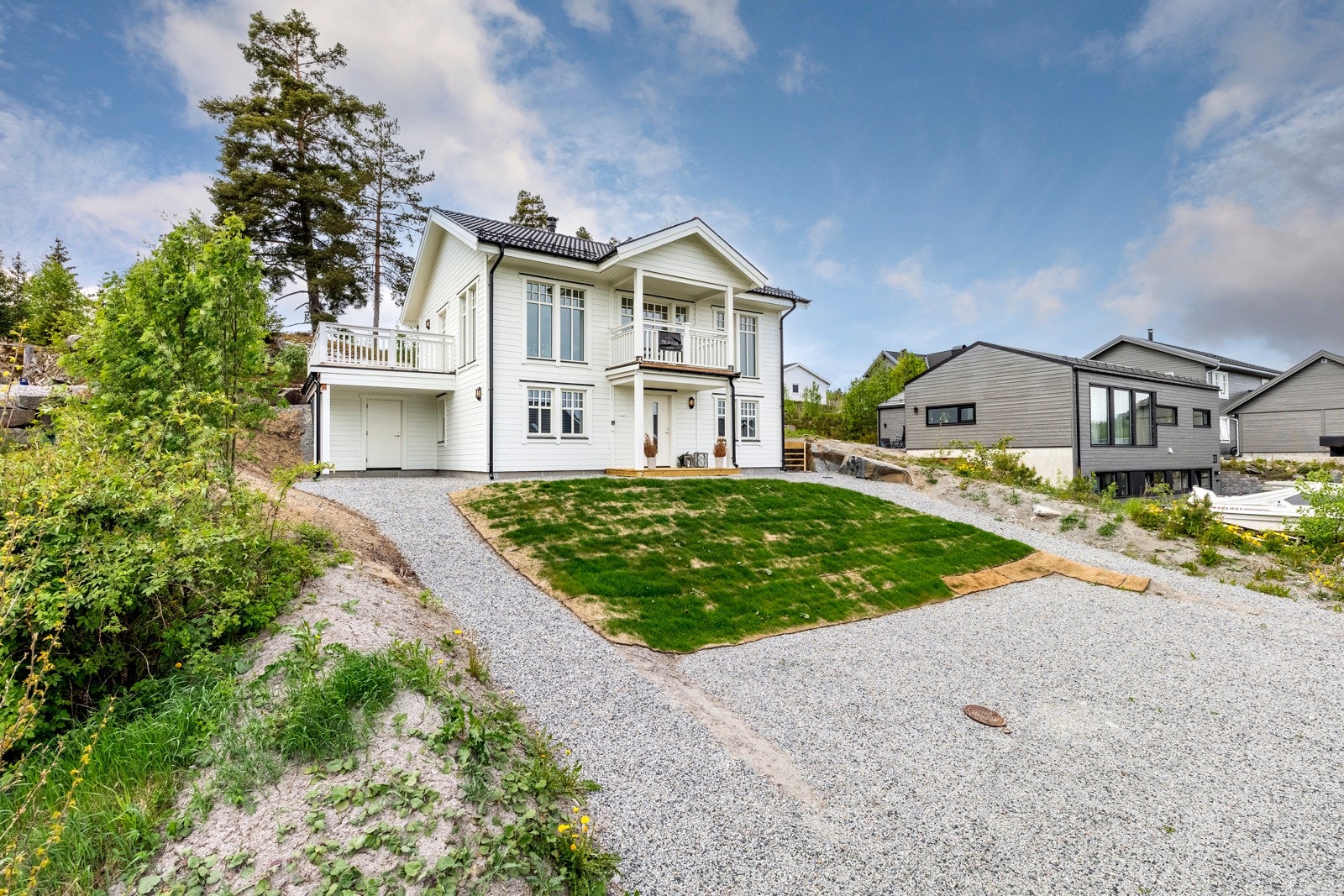 Hagen ligger på forsiden av huset og er en flott arena for både lek og avslapning. Galleribilde