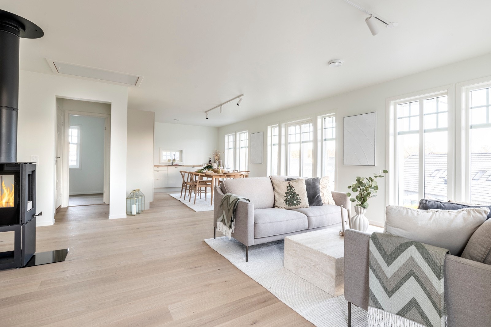 Stuen har et lyst og luftig design med store vindusflater som slipper inn rikelig med naturlig lys. Galleribilde