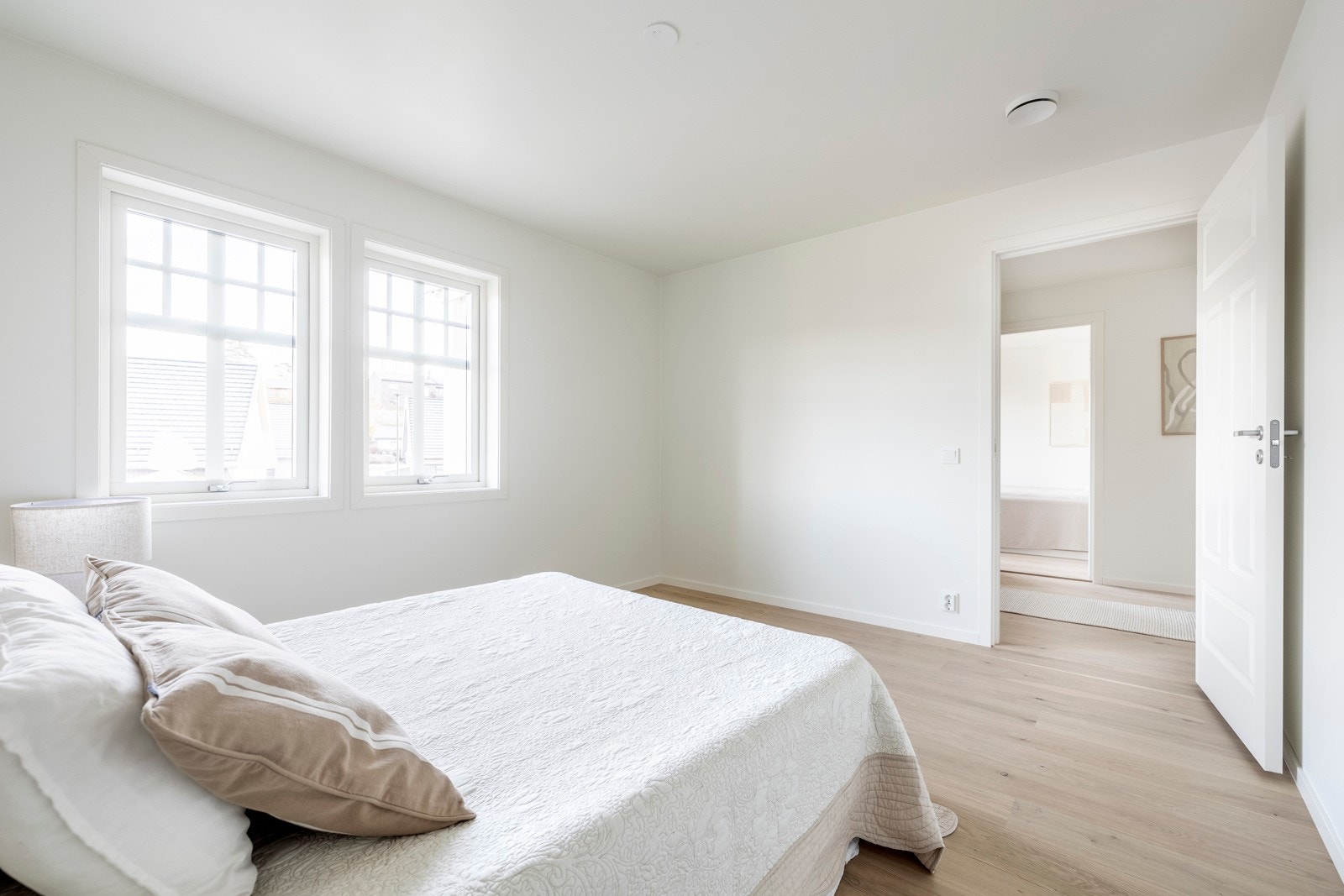 Soverommene er malt i lyse, nøytrale fargetoner og det er 3-stavs hvitpigmentert eikeparkett på gulvet som gir et moderne og tidløst preg. Galleribilde