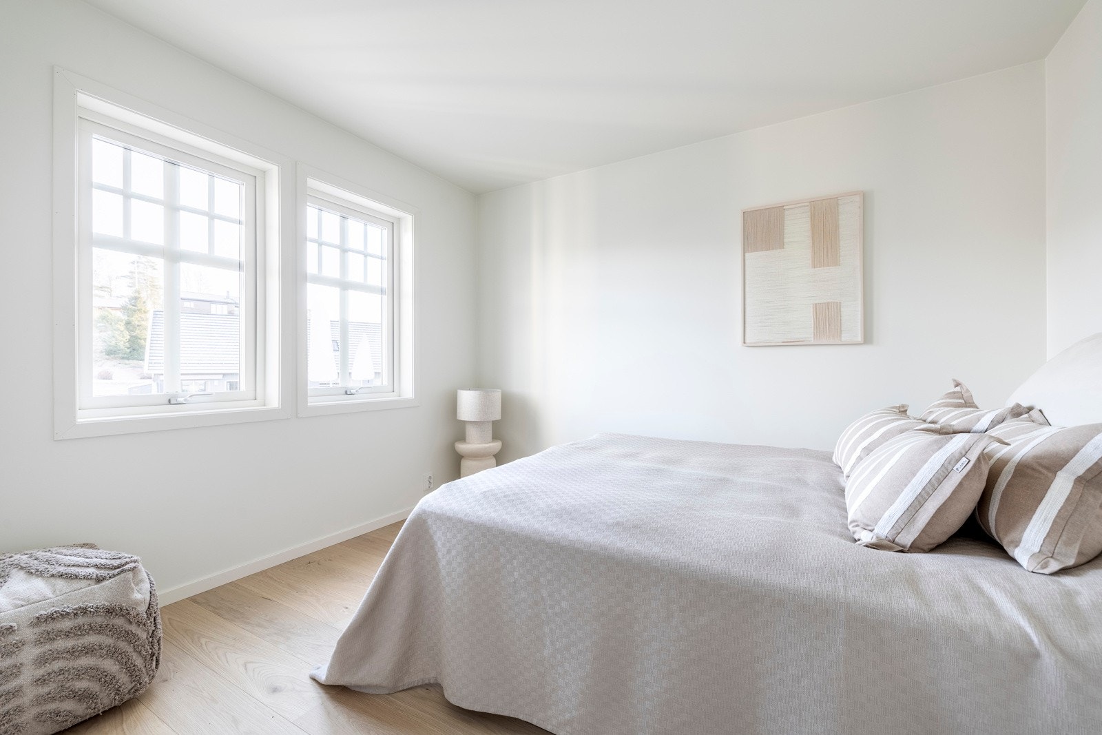 Rommene har god plass til seng, nattbord og ulike garderobeløsninger. Galleribilde