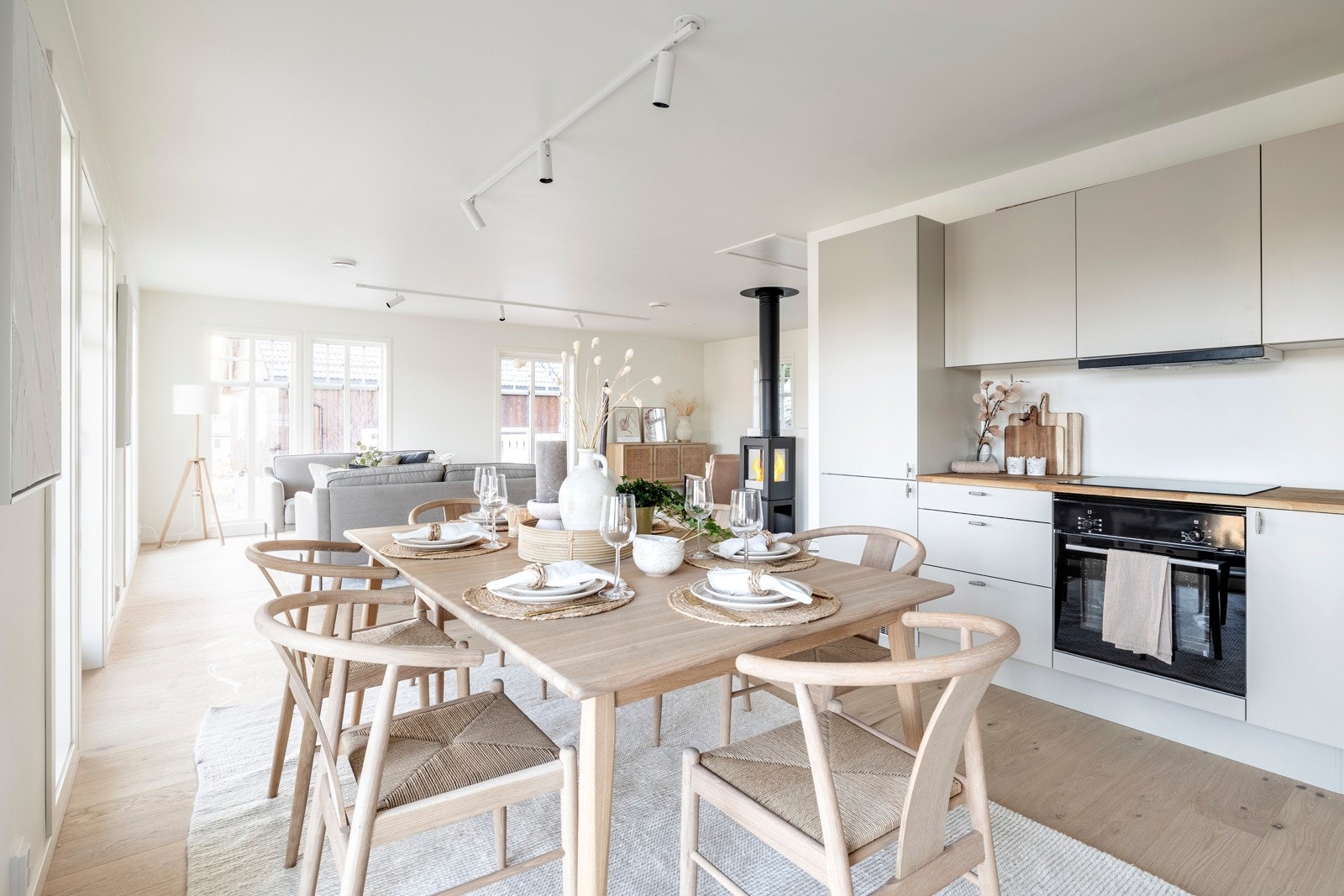 Kjøkkenet har rikelig med oppbevaringsmuligheter og arbeidsplass. Galleribilde