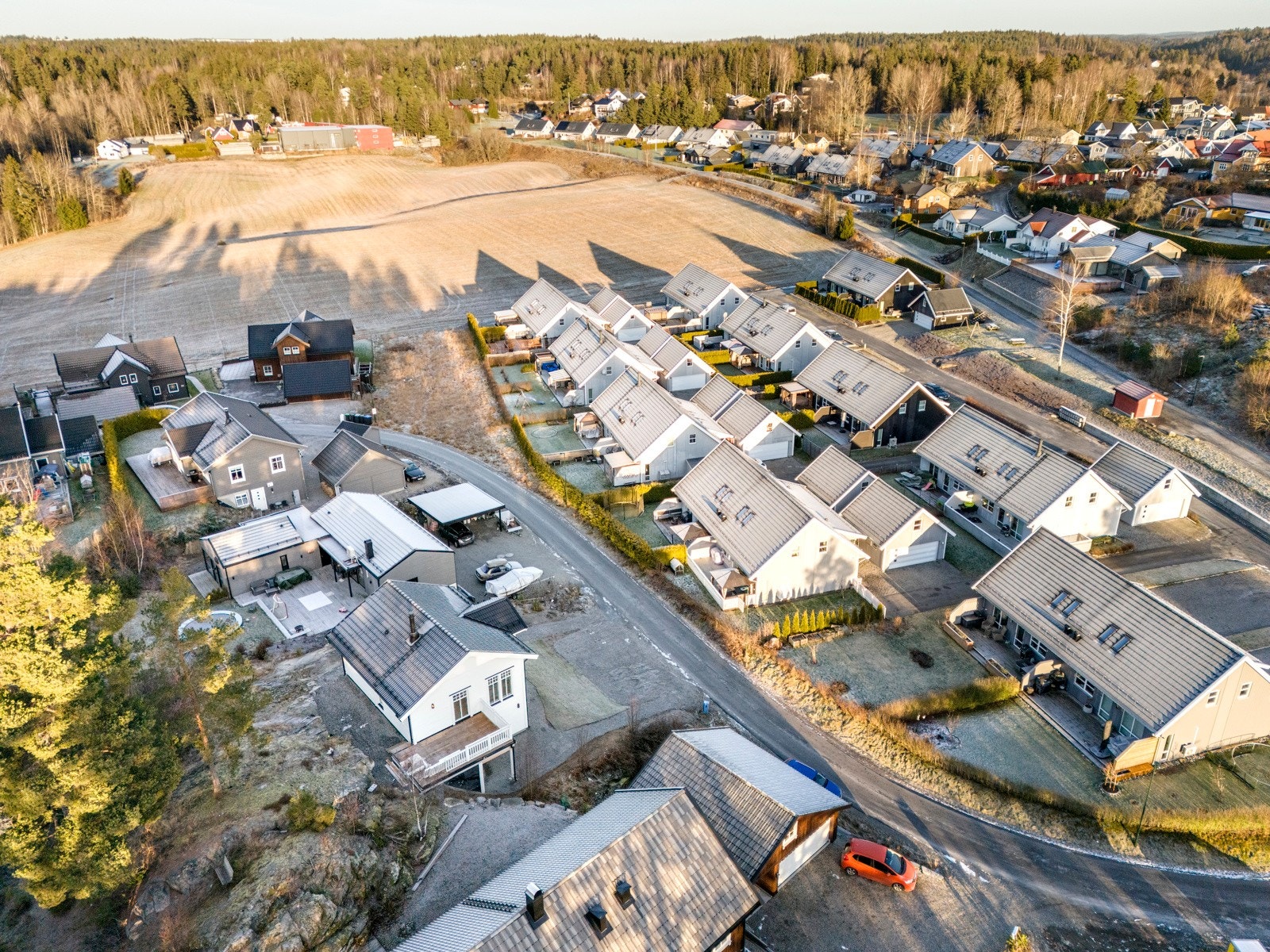 På tross av sin landlige beliggenhet er det kort vei til påkjøringen til E6 og god offentlig kommunikasjon til blant annet Oslo med tog. Galleribilde