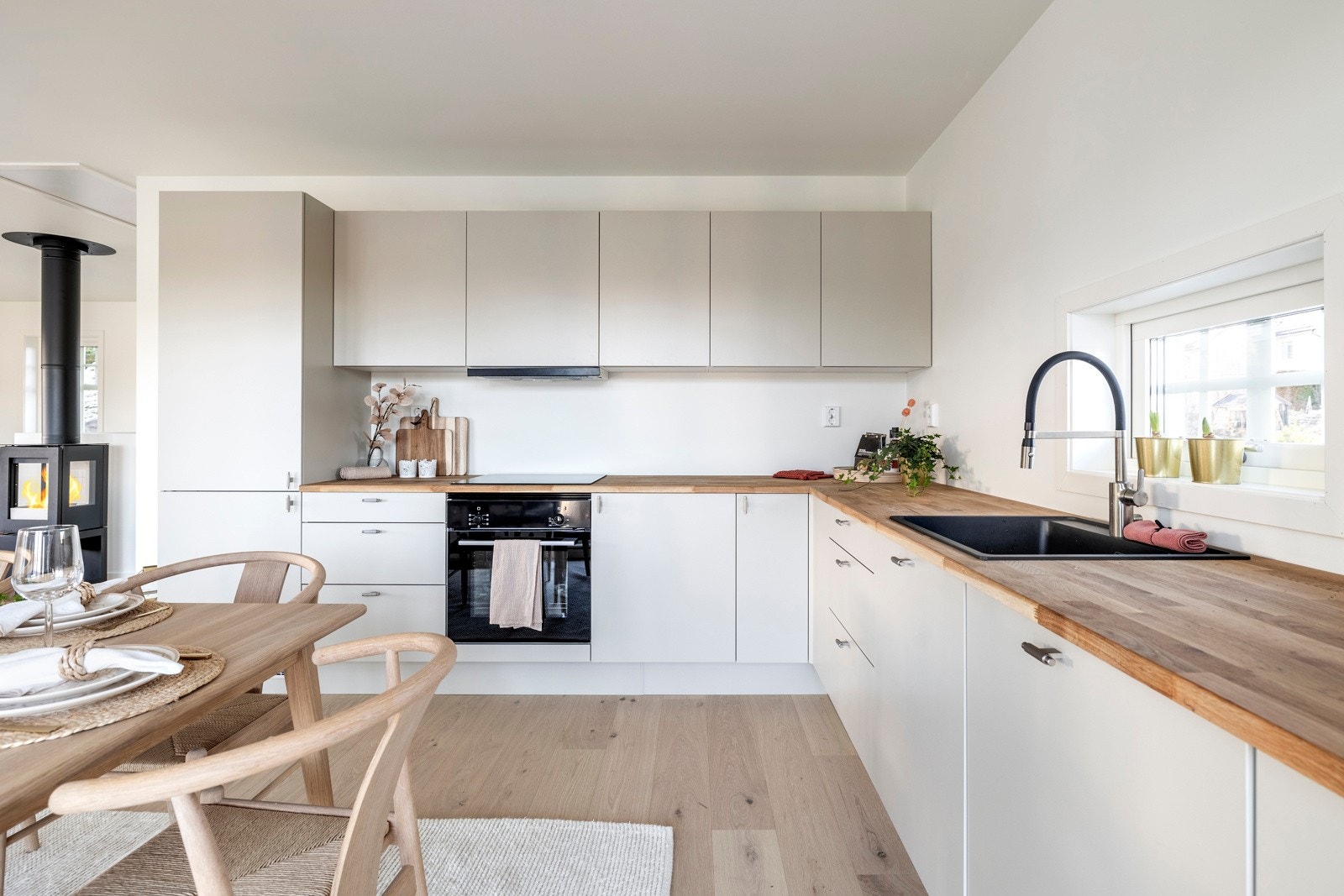 Kjøkkenet er utstyrt med integrerte hvitevarer som inkluderer komfyr, koketopp, oppvaskmaskin og kjøleskap. Galleribilde