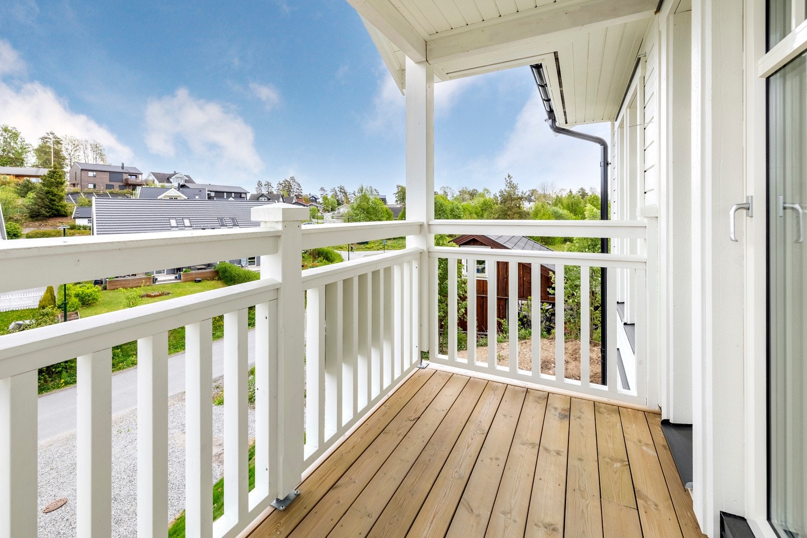 Denne uteplassen er perfekt for en rolig pause i solen eller for å starte dagen med morgenkaffen i fredelige omgivelser. Galleribilde