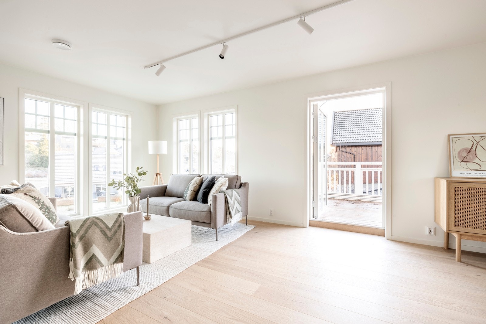 Veggene er malt i lyse, nøytrale farger og det er 3-stavs hvitpigmentert eikeparkett på gulvet. Galleribilde