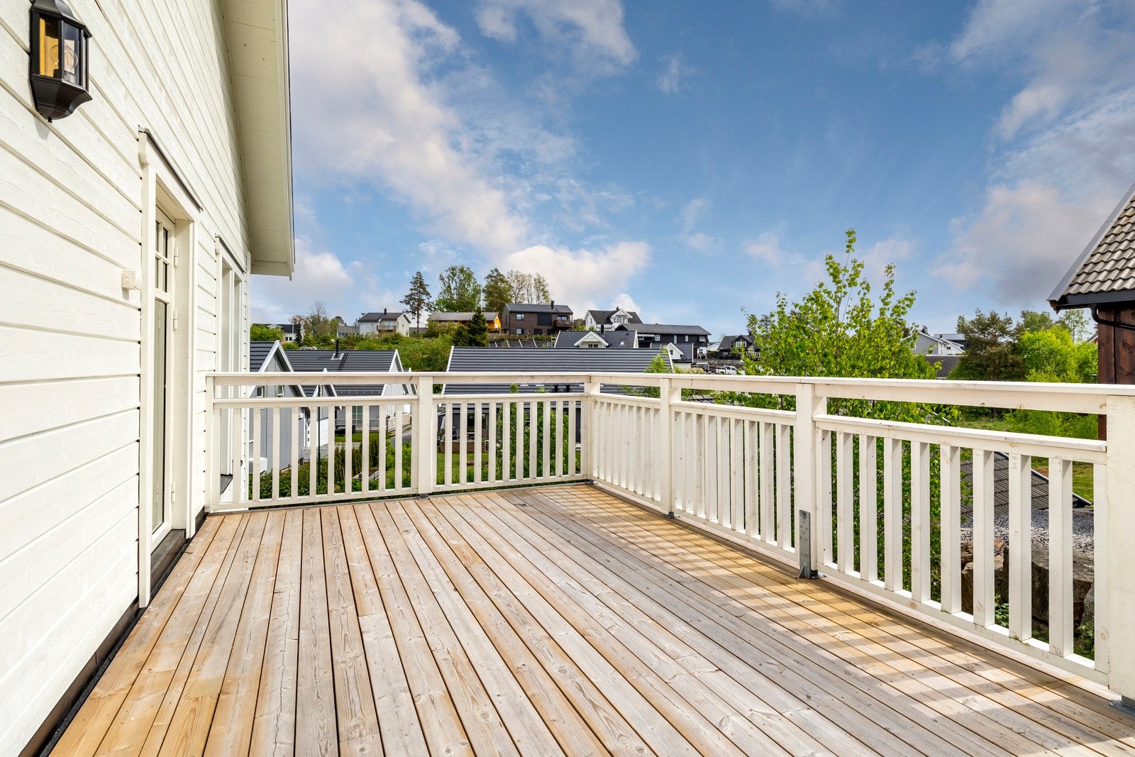 Terrassen, på ca. 17 kvm, er romslig og har god plass til utemøbler og grill. Galleribilde