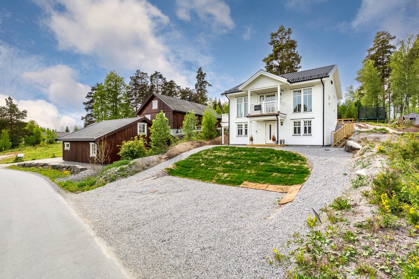 Dette uteområdet innbyr til hygge for hele familien og gir en fin balanse mellom aktivitet og avkobling. Galleribilde