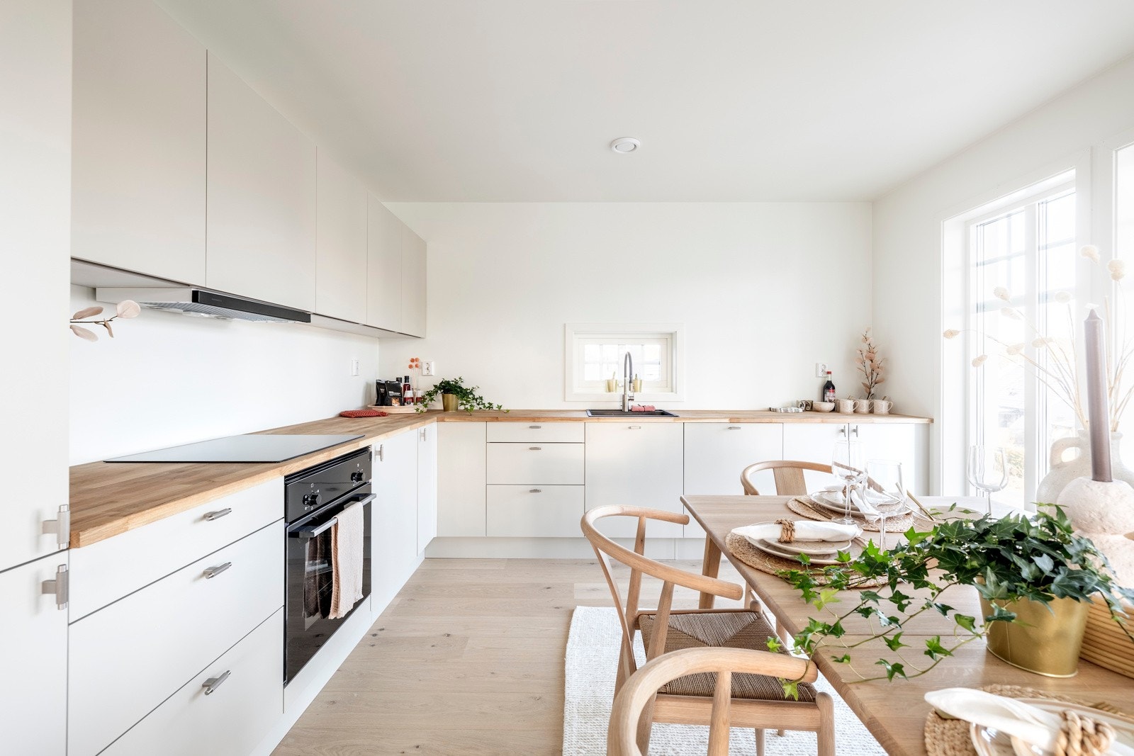 Det funksjonelle L-formede designet utnytter plassen godt, og den romslige benkeplassen gjør matlagingen både enkel og effektiv. Galleribilde