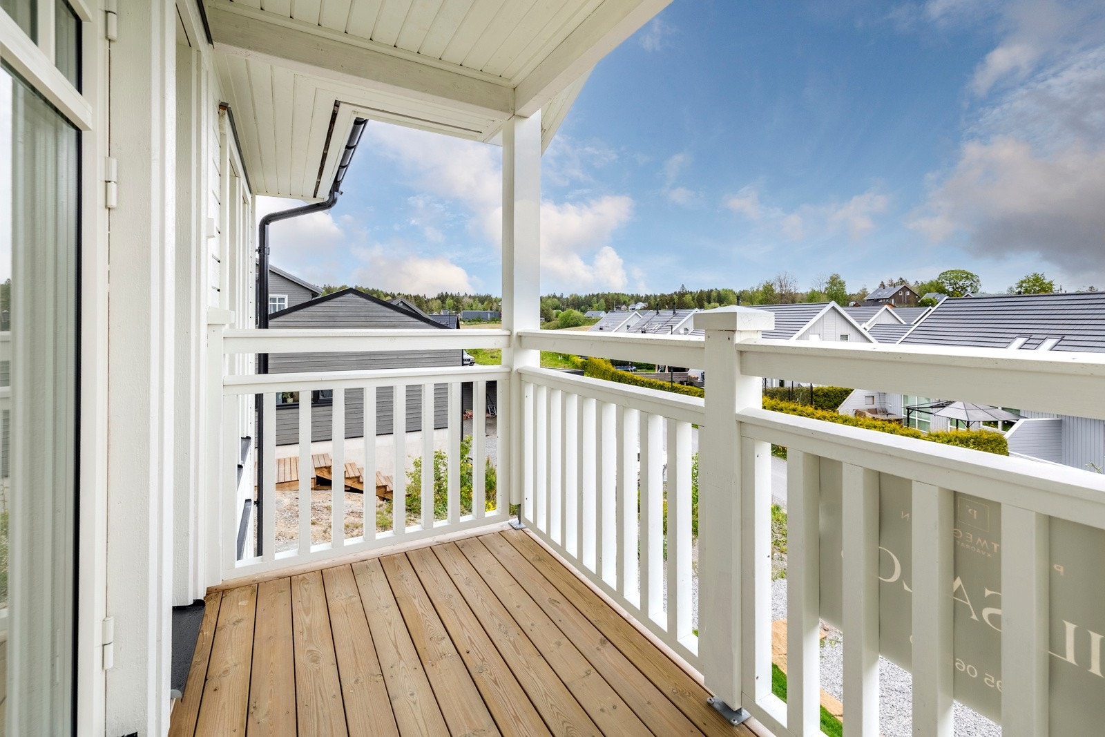 Fra stuen er det utgang til en mindre balkong på ca. 3,9 kvm. Galleribilde