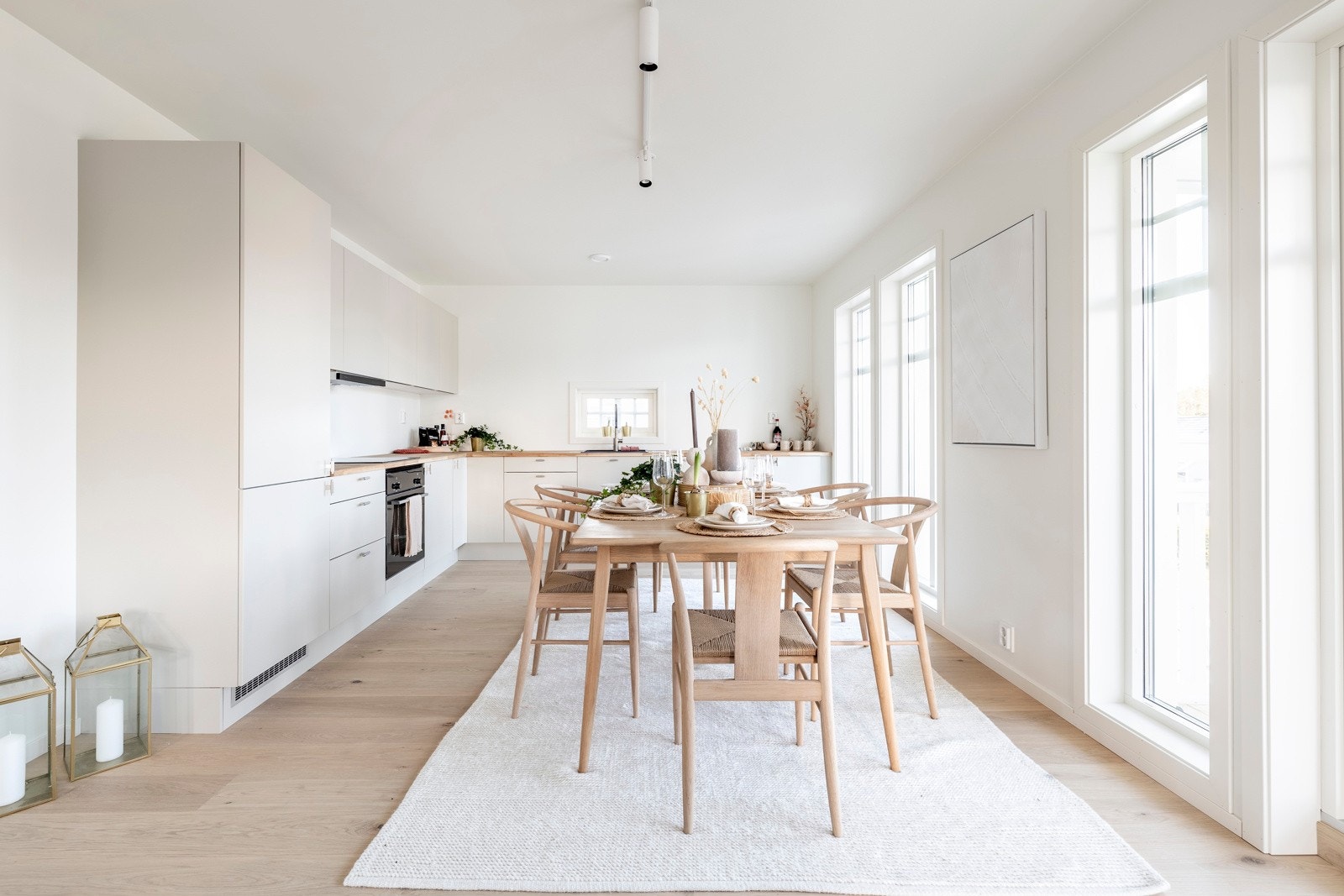 Kjøkkeninnredningen har lyse, slette fronter og benkeplater av eik med nedfelt oppvaskkum. Galleribilde