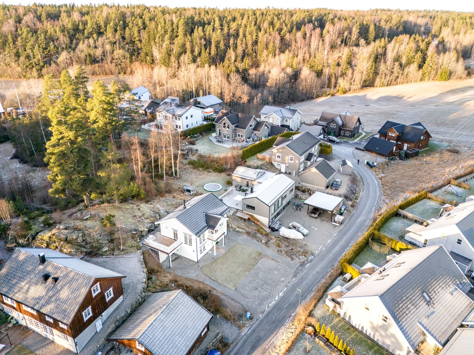 Eiendommen ligger i et barnevennlig, tilbaketrukket og naturnært område på et nyere boligfelt i Hølen i Vestby kommune. Galleribilde