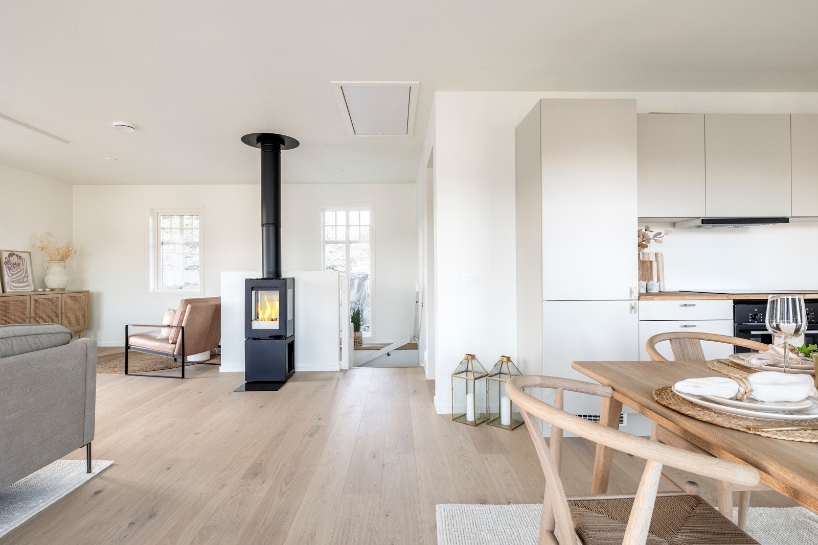 Her er det også en vedovn som tilfører både ekstra hygge og varme. Galleribilde