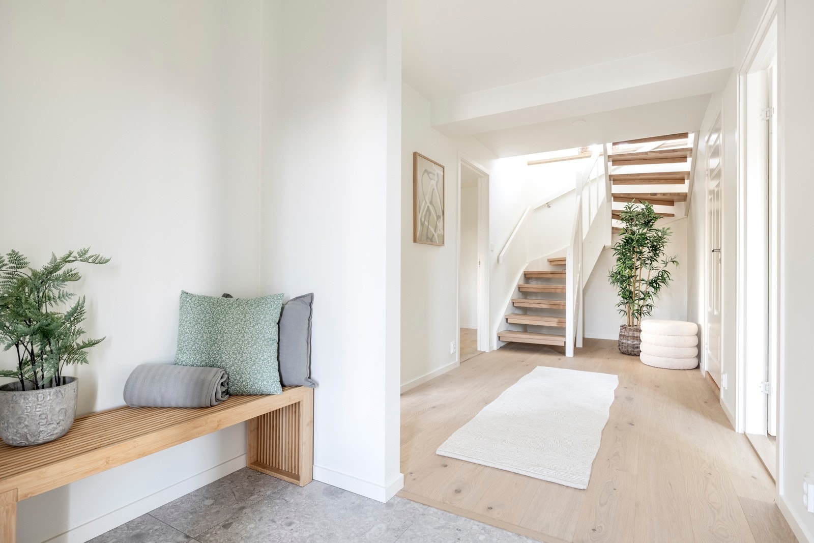 Entréen kan enkelt innredes med ulike garderobeløsninger for oppbevaring av klær, sko og annet utstyr. Galleribilde