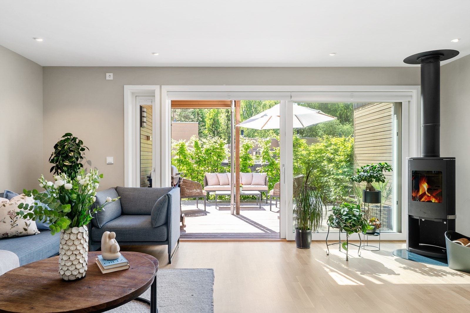 Fra stuen har man utgang til stor og skjermet terrasse med gode solforhold. Galleribilde