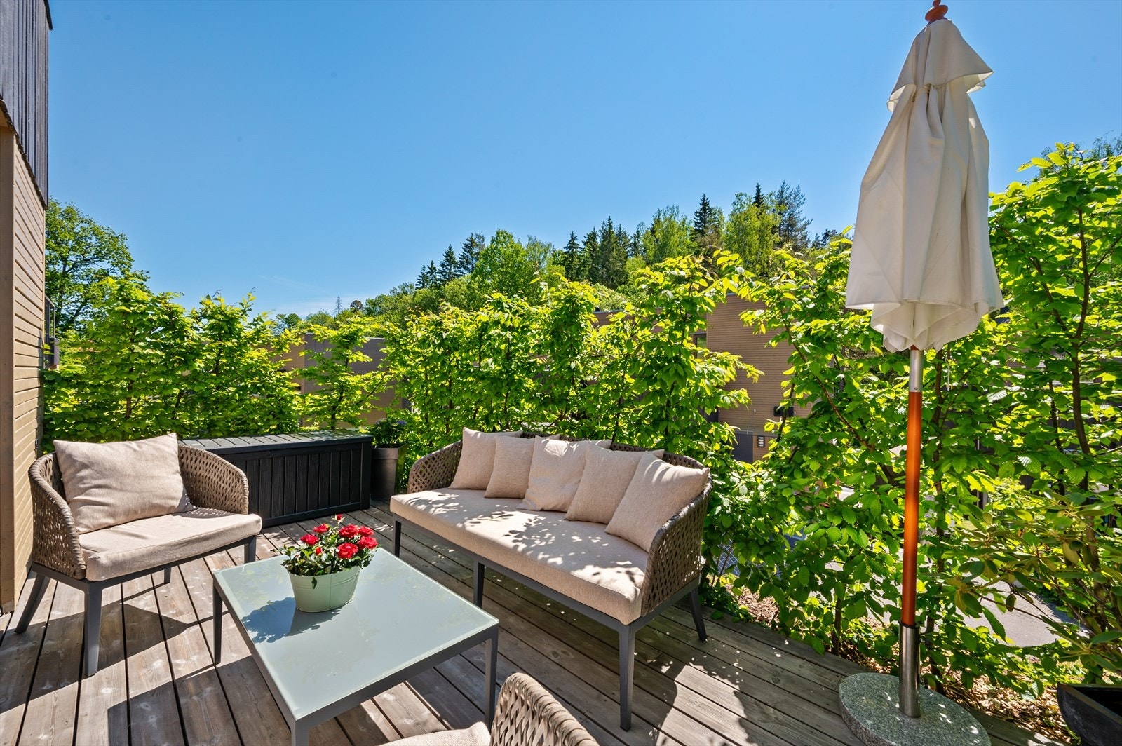 Solrik terrasse med plass til både sittegruppe og grill. Galleribilde