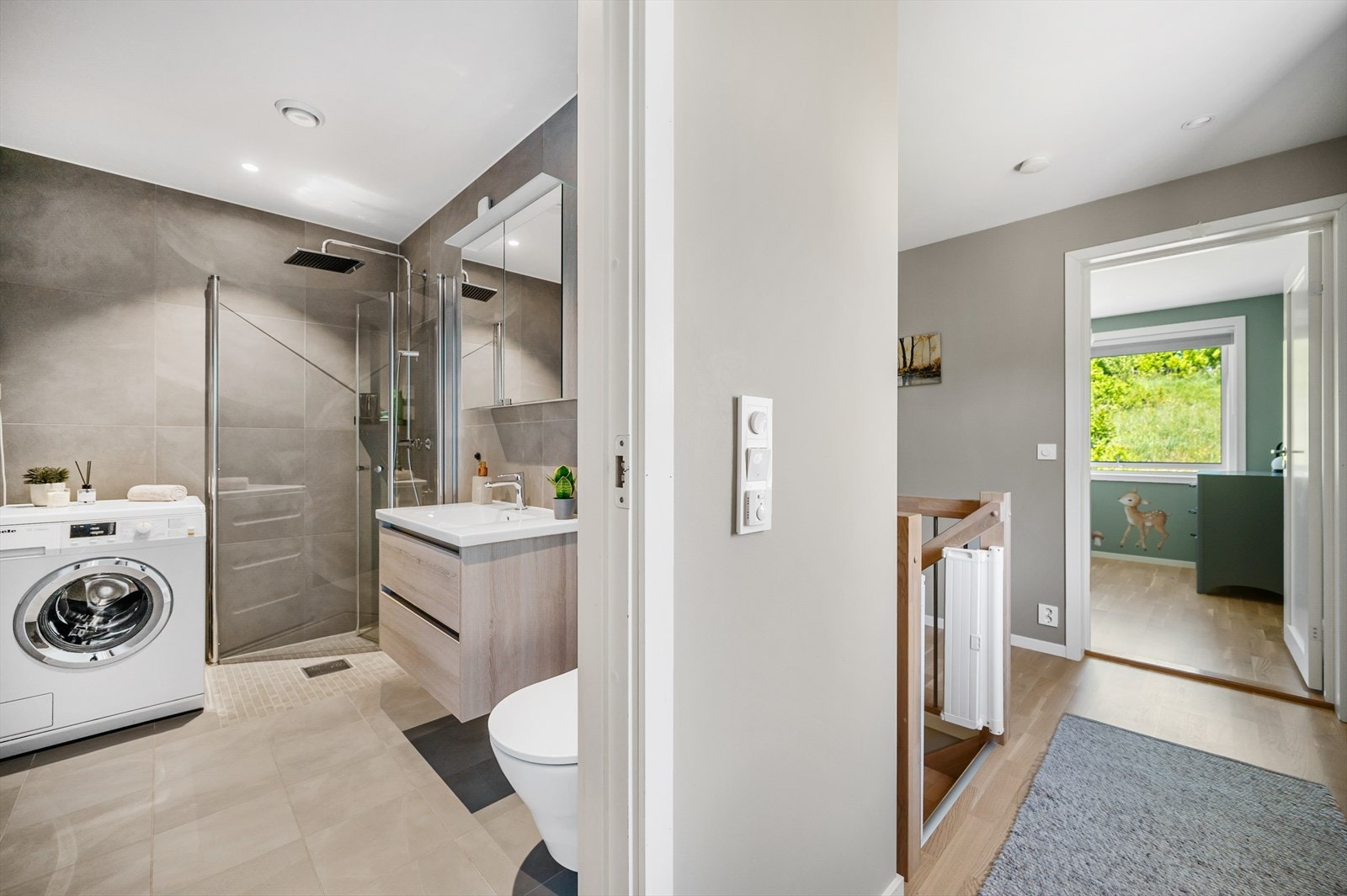 Badet i andre etasje er av god størrelse med blant annet plass til vaskemaskin. Galleribilde