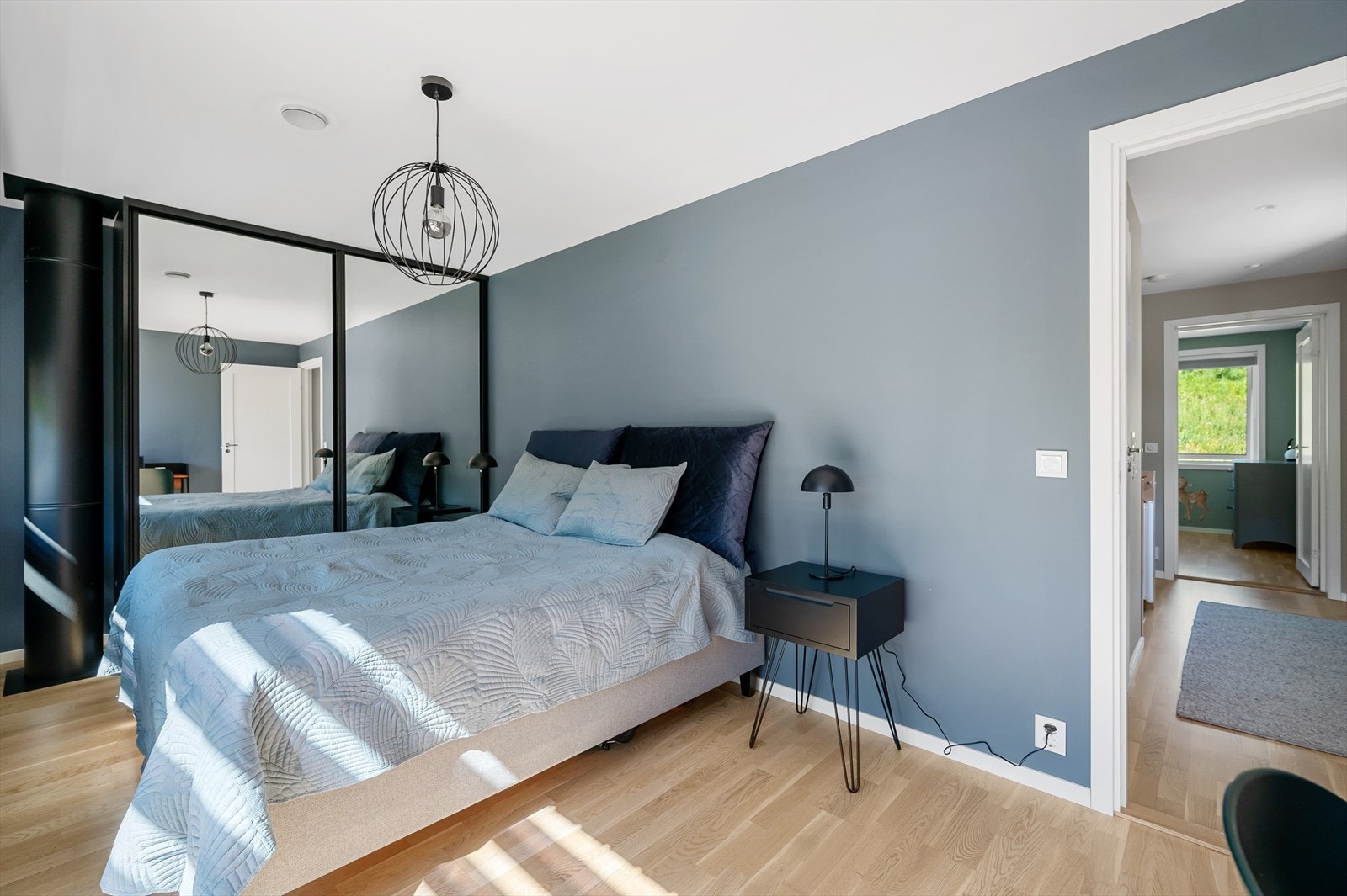 Hovedsoverommet er romslig, med plass til dobbeltseng, garderobeskap og et møbel etter behov - enten det er sminkebord, skrivebord eller lesekrok. Galleribilde