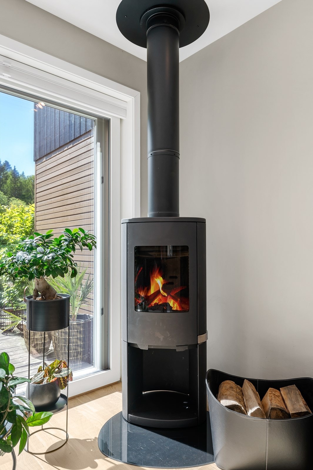 Peisen skaper en hyggelig atmosfære på kalde vinterdager. Galleribilde