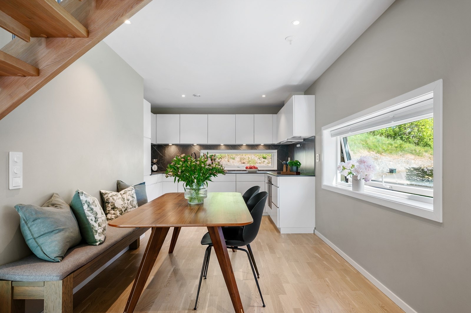 Mellom stuen og kjøkkenet er det plass til eget spisebord. Galleribilde