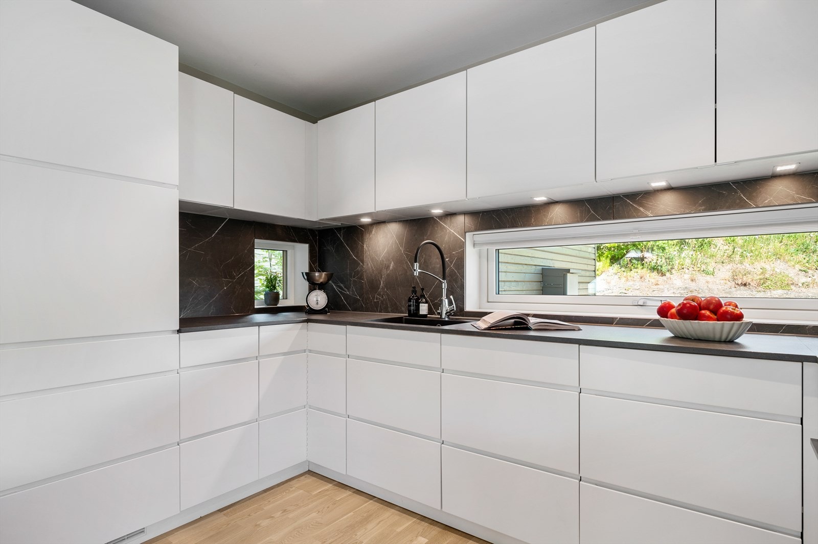 Moderne kjøkken som har rikelig med skap- og benkeplass. Galleribilde