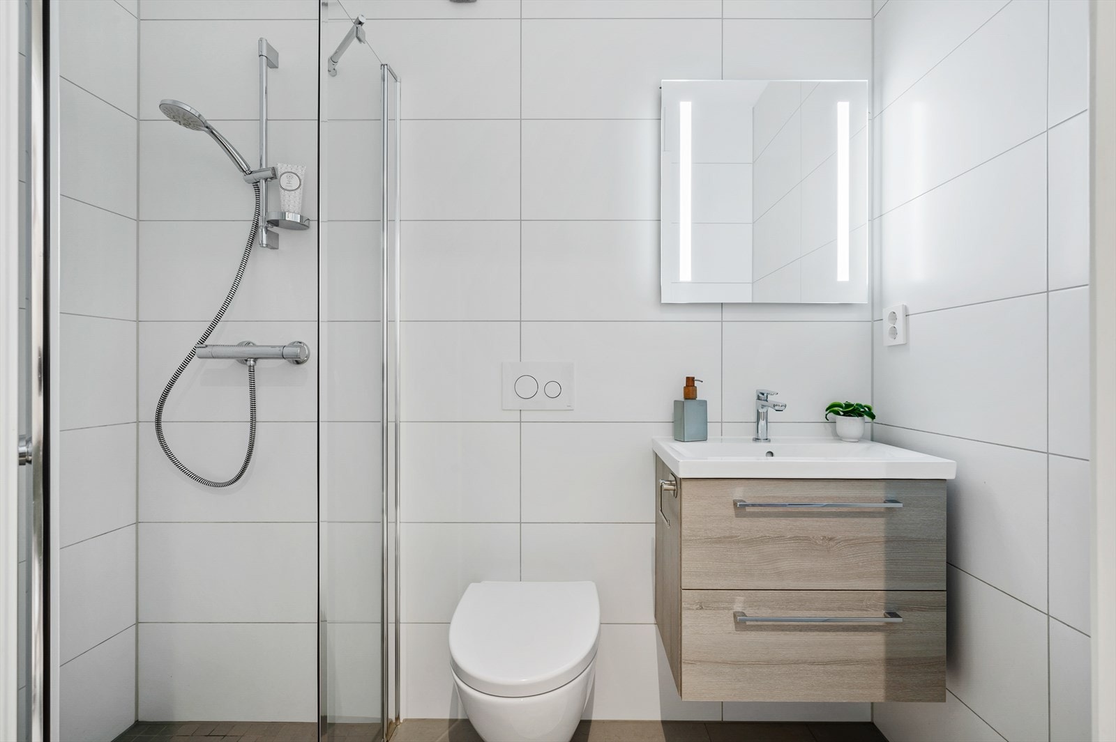 Badet i første etasje er romslig med moderne innredning. Galleribilde