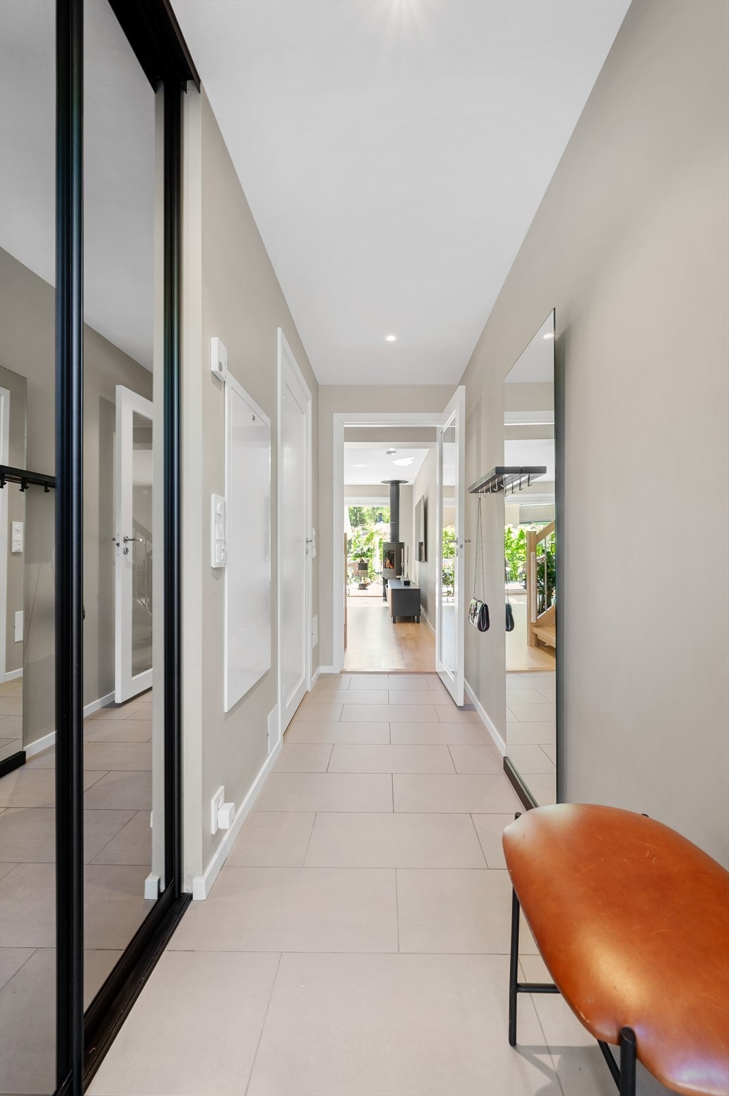 Inngangspartiet har integrert garderobeskap som gjør det enkelt å holde ryddig. Galleribilde