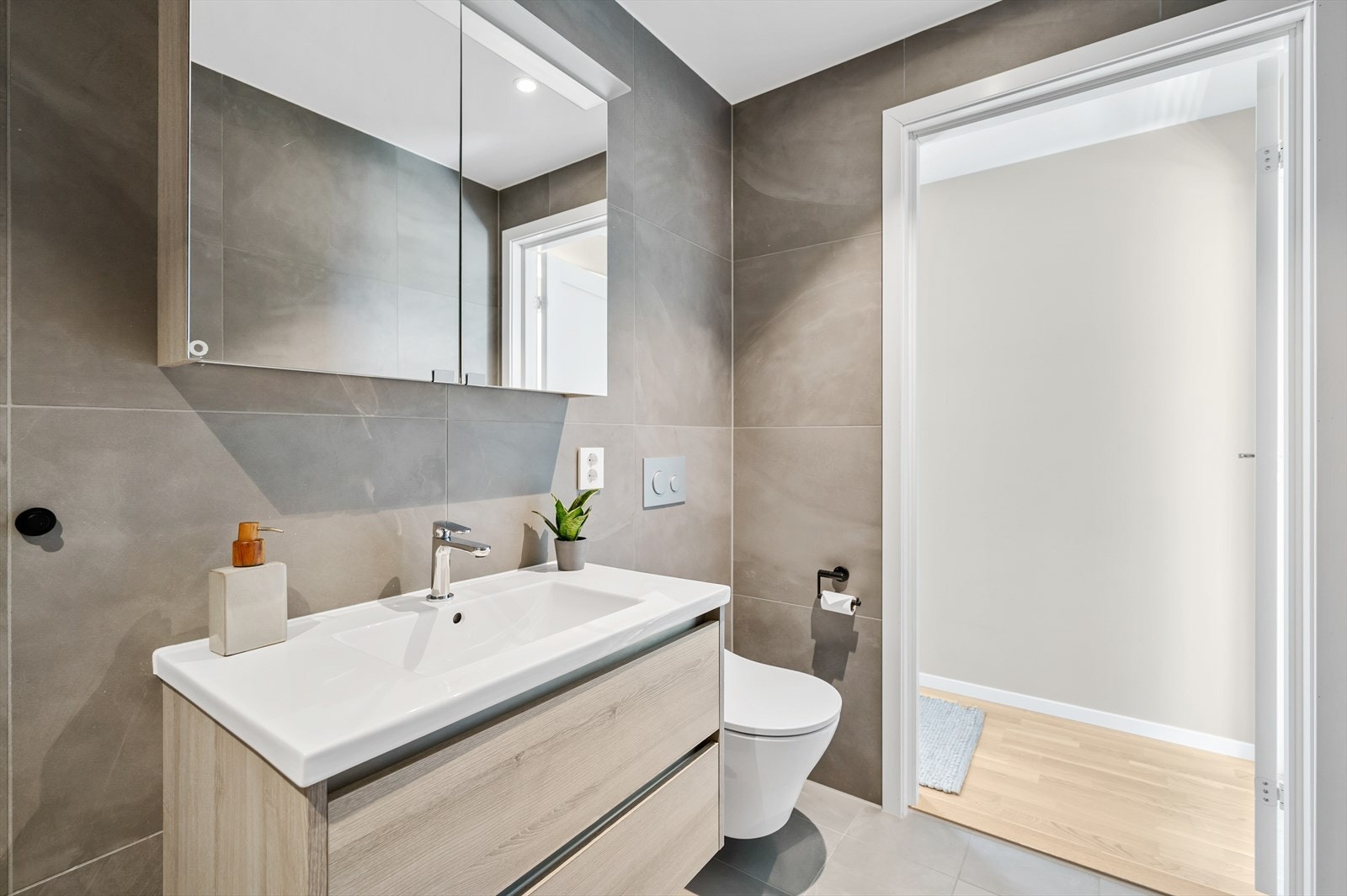 Moderne badeinnredning. Galleribilde