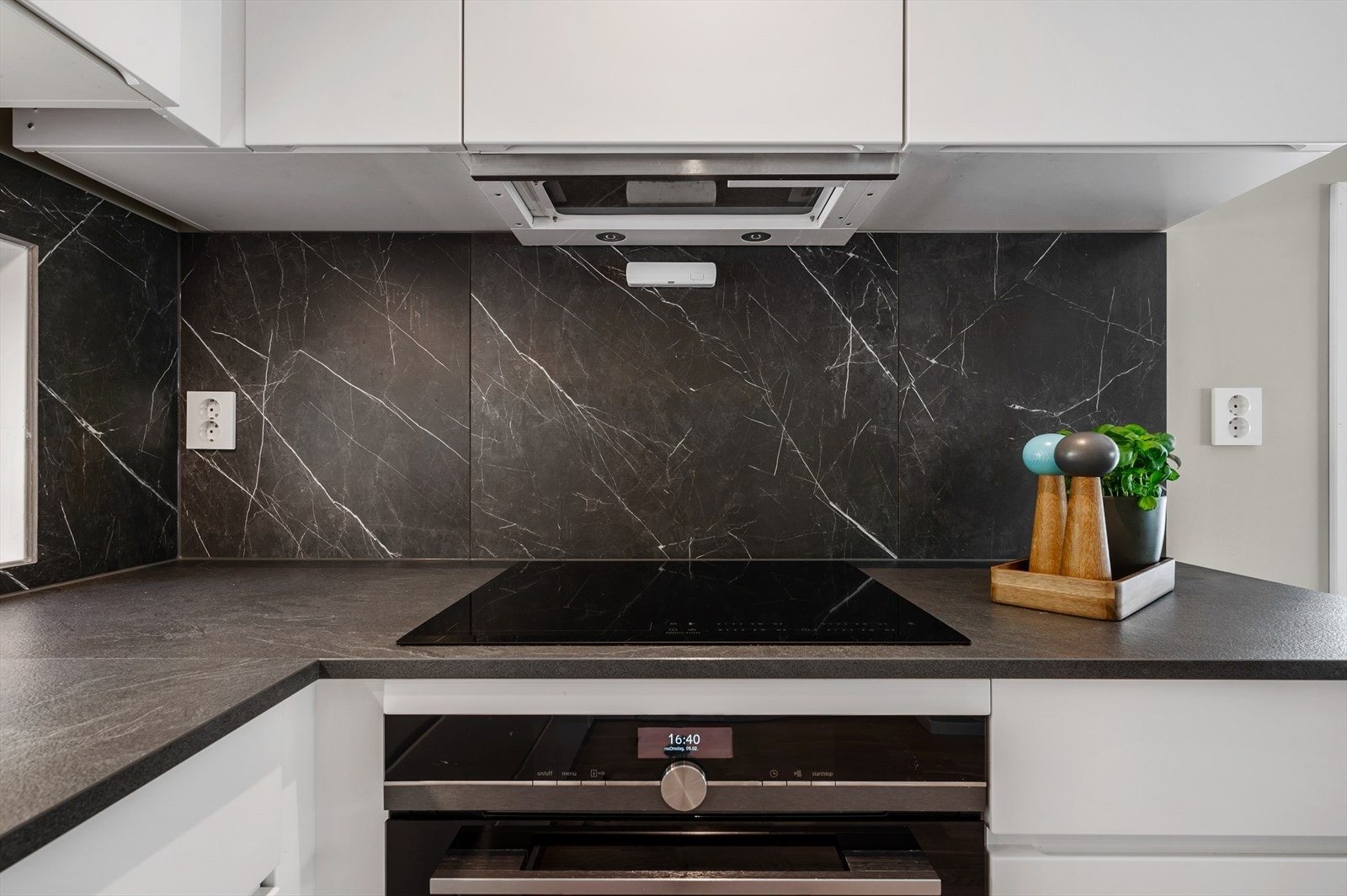 Kvik kjøkkeninnredning fra byggeåret med innfelt platetopp. Galleribilde