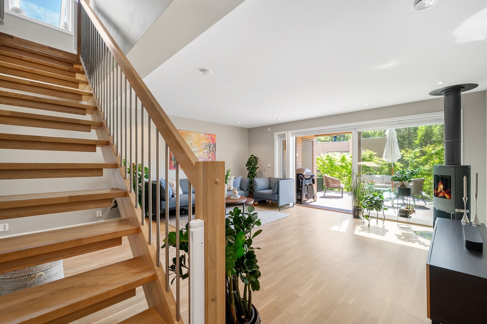 Fra stuen er det trapp opp til boligens andre etasje. Galleribilde