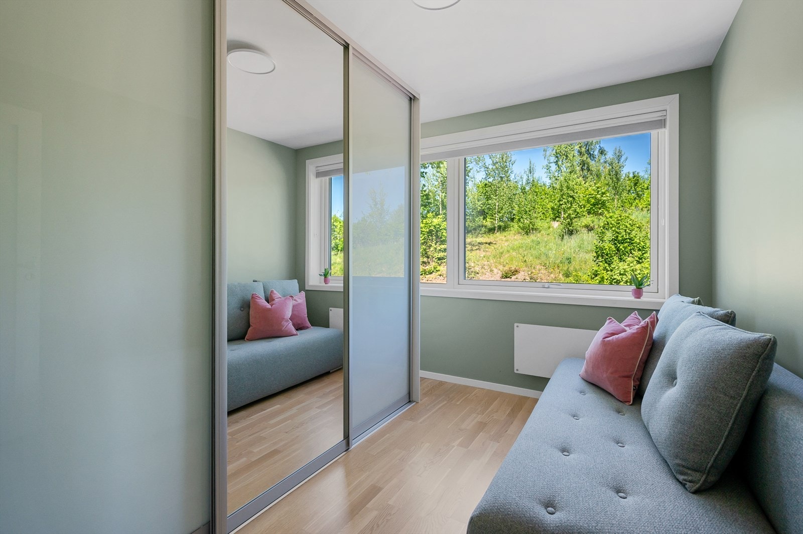 Soverom tre har integrert garderobeskap. Galleribilde