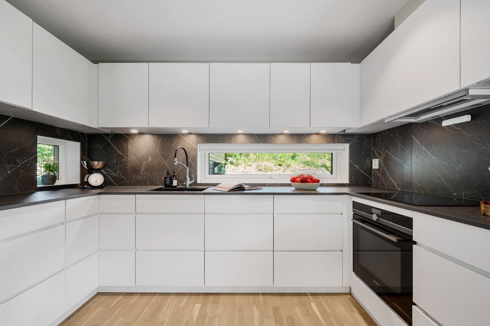 Moderne kjøkken som har rikelig med skap- og benkeplass. Galleribilde