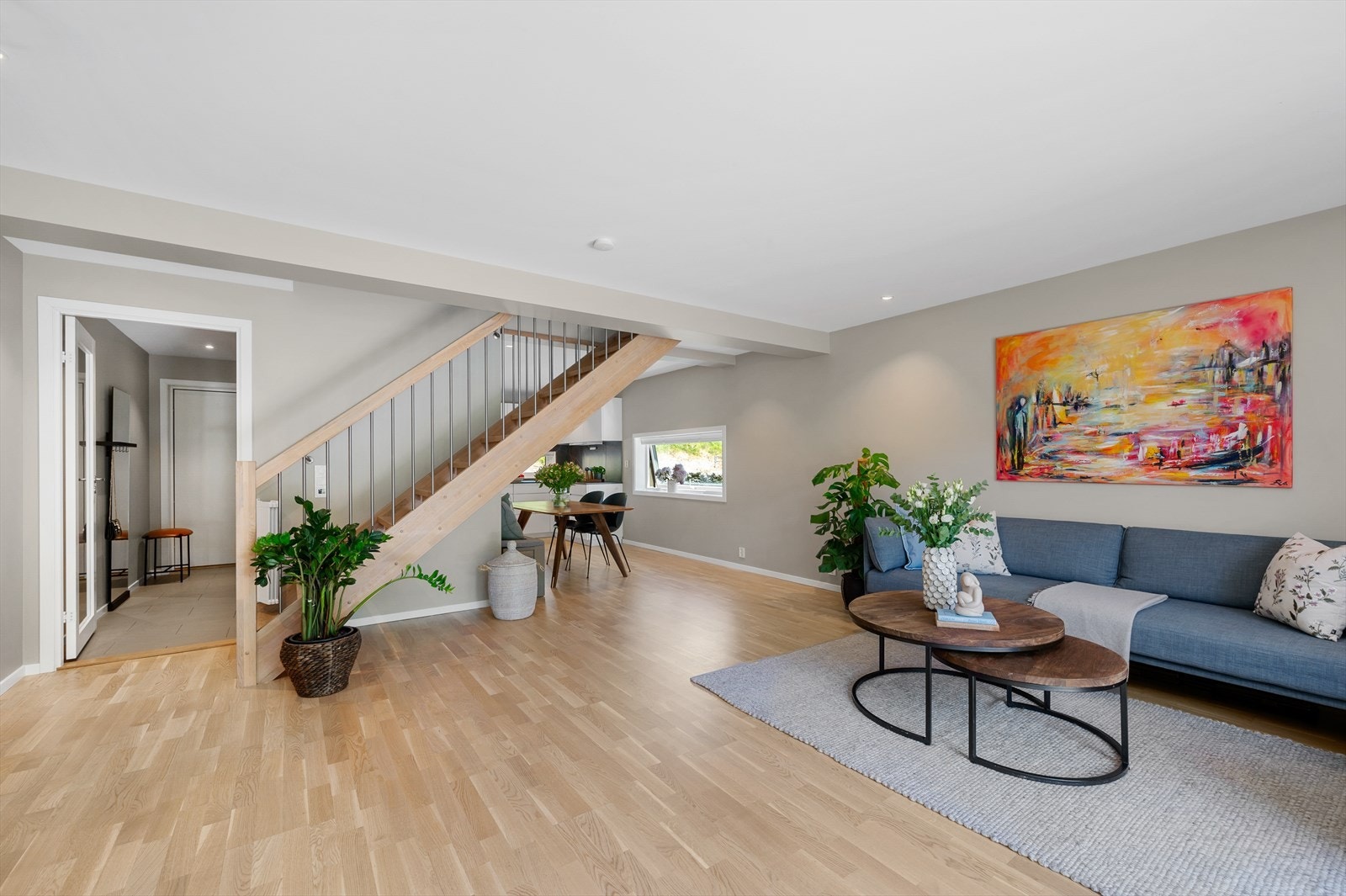 Fra stuen er det trapp opp til boligens andre etasje. Galleribilde