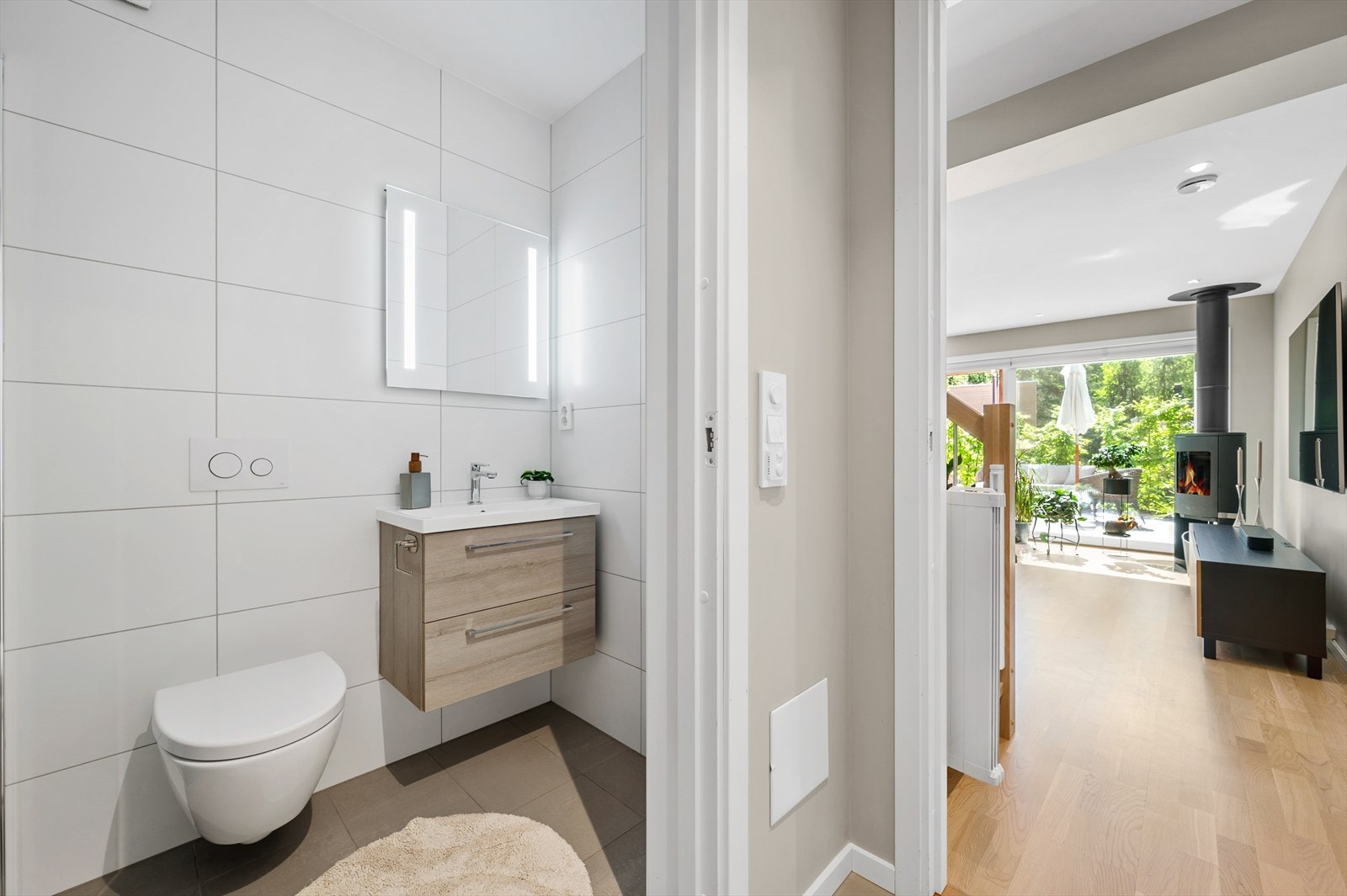 Badet i første etasje er romslig med moderne innredning. Galleribilde