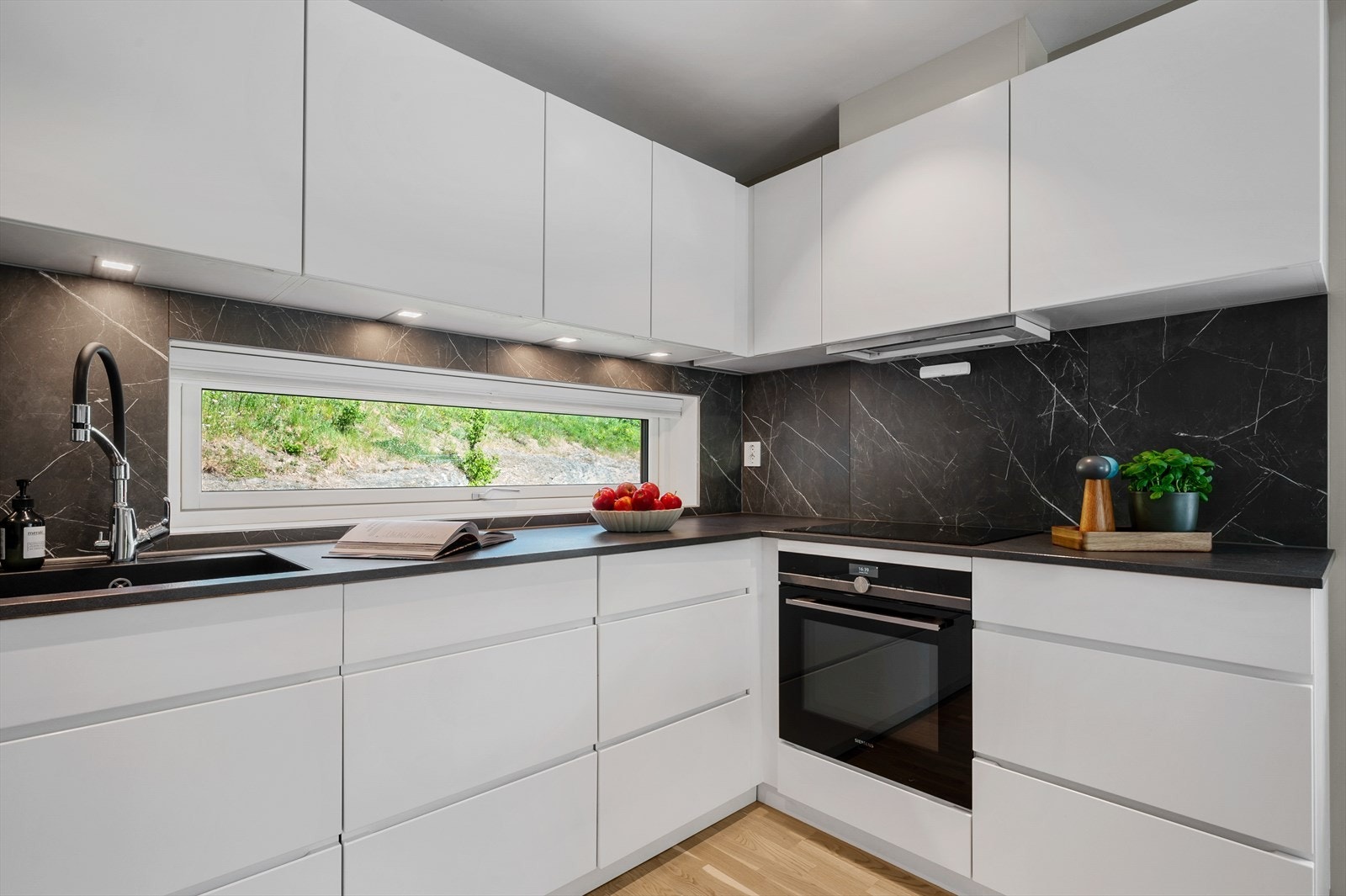 Kjøkkenet har integrert belysning under overskapene. Galleribilde