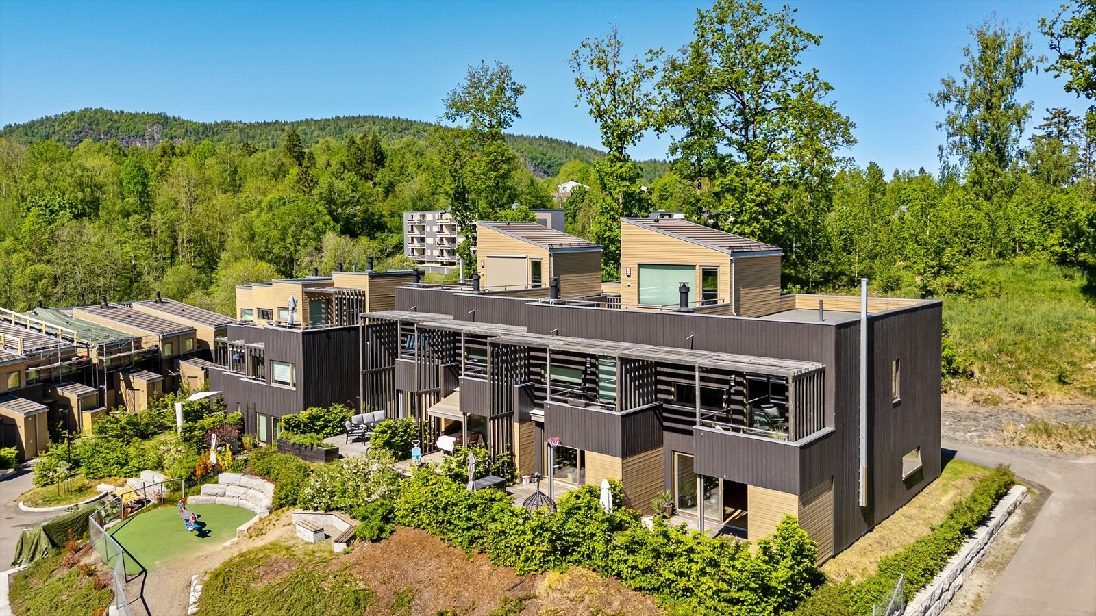 Enderekkehus med vindu på tre sider av huset. Galleribilde