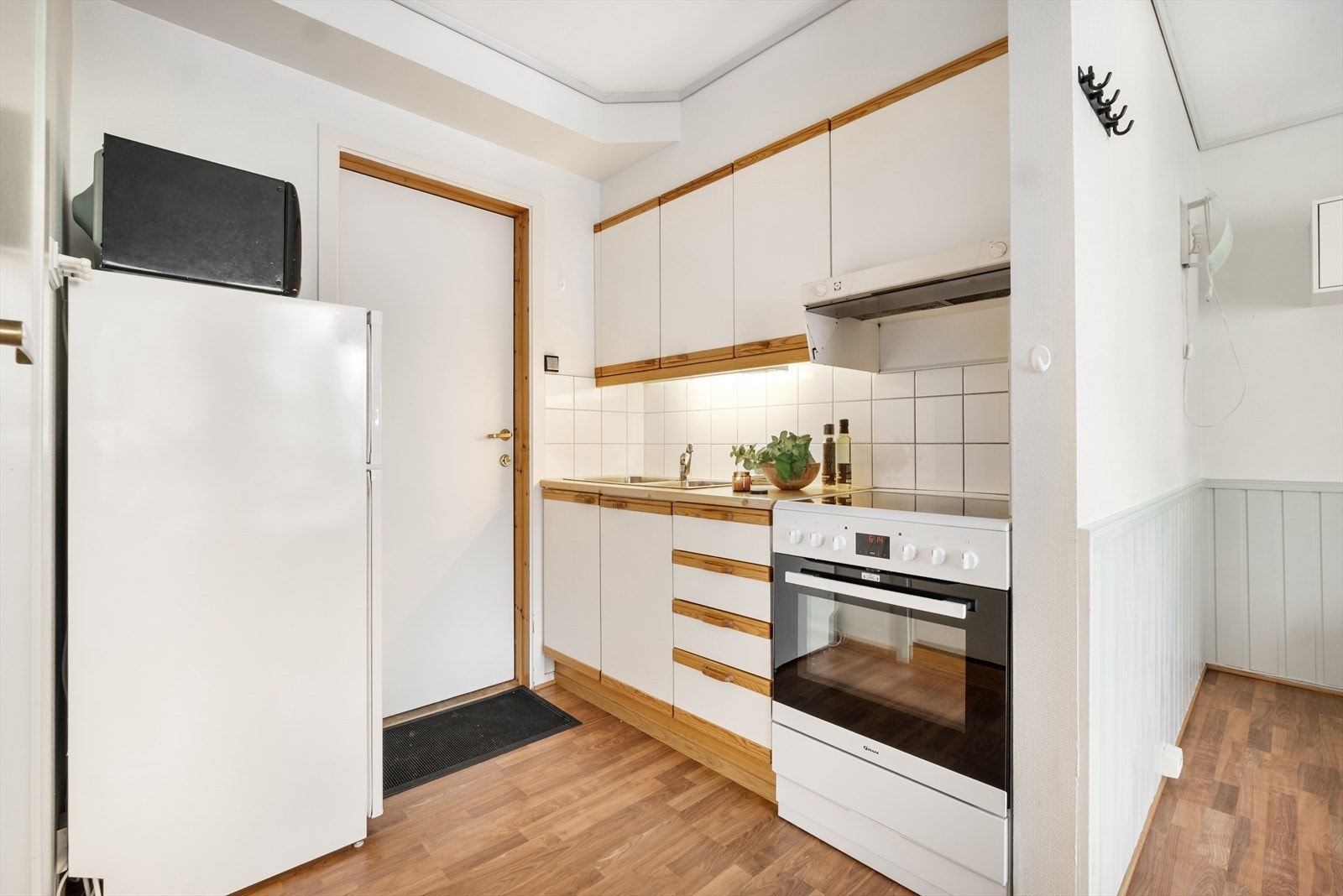 Det er plass i innredning for frittstående komfyr samt plass for frittstående kjøleskap. Galleribilde