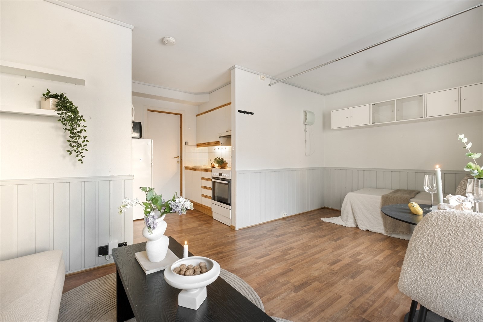 Kjøkkenet er noe tilbaketrukket fra stuen og har innredning med glatte fronter og benkeplate av laminat. Galleribilde