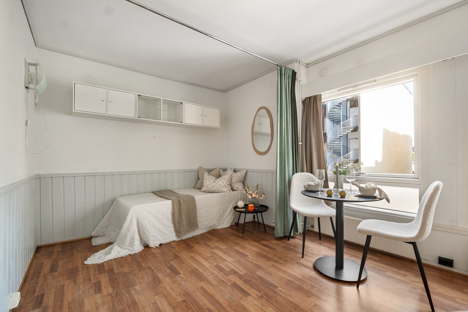 Sovesonen kan praktisk adskilles fra øvrig del av rommet med en helgående gardin eller evt annen romdeler. Galleribilde