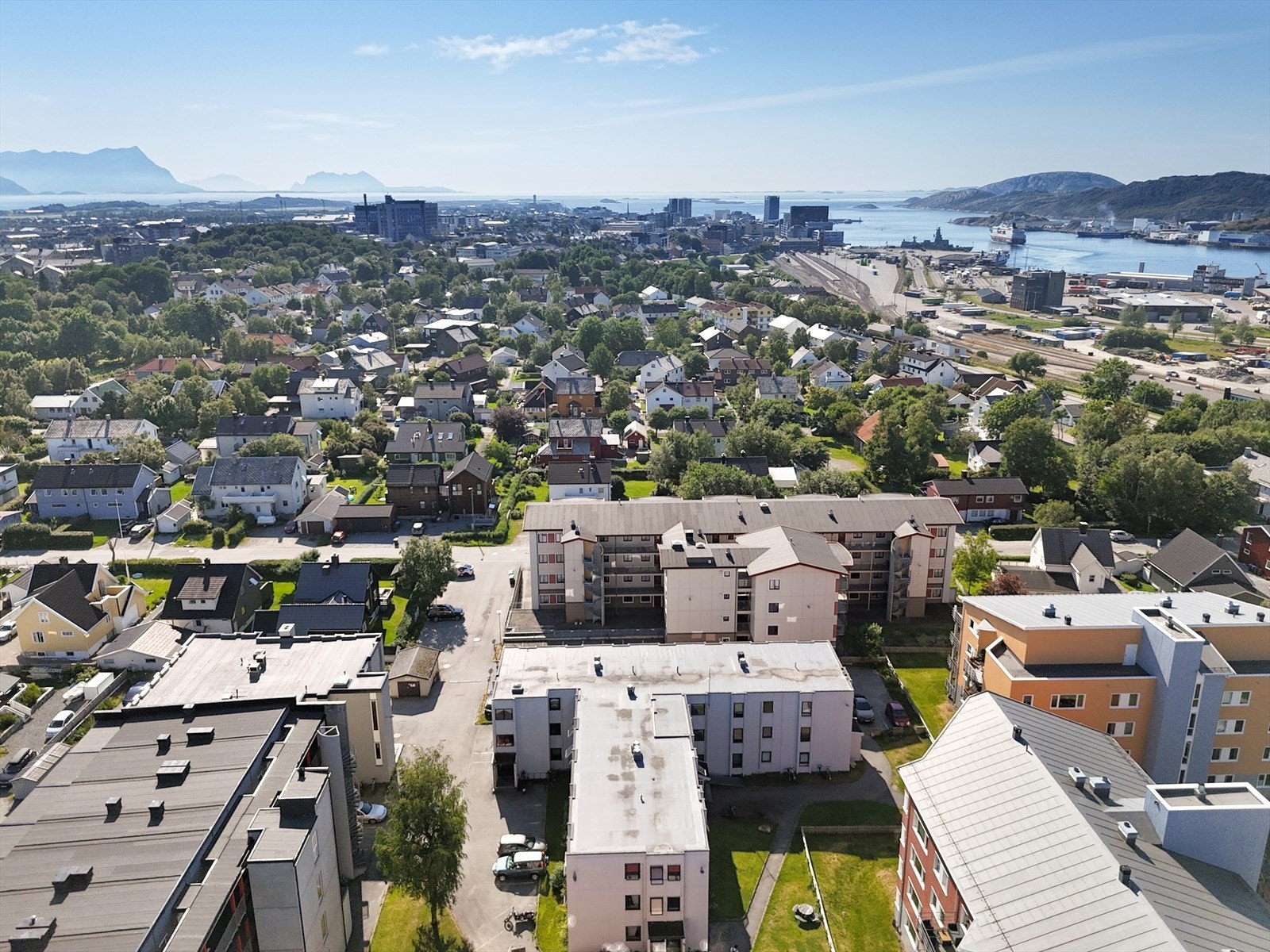 På Reinsletta får du en ultimate kombinasjonen av et stille og rolig nabolag, samtidig som det er enkel tilgang til alt du trenger i hverdagen. Til fots bruker du 20-25 minutter til sentrum og ved bruk av sykkel er det kun 7-8 minutter. Galleribilde