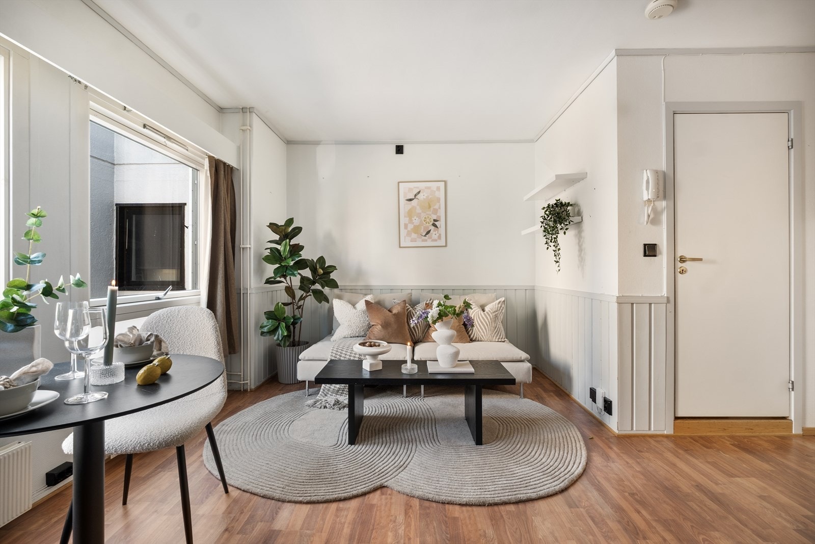 Praktisk og arealsmart planløsning med fine innredningsmuligheter for både sofakrok, et lite spisebord og en sovesone Galleribilde