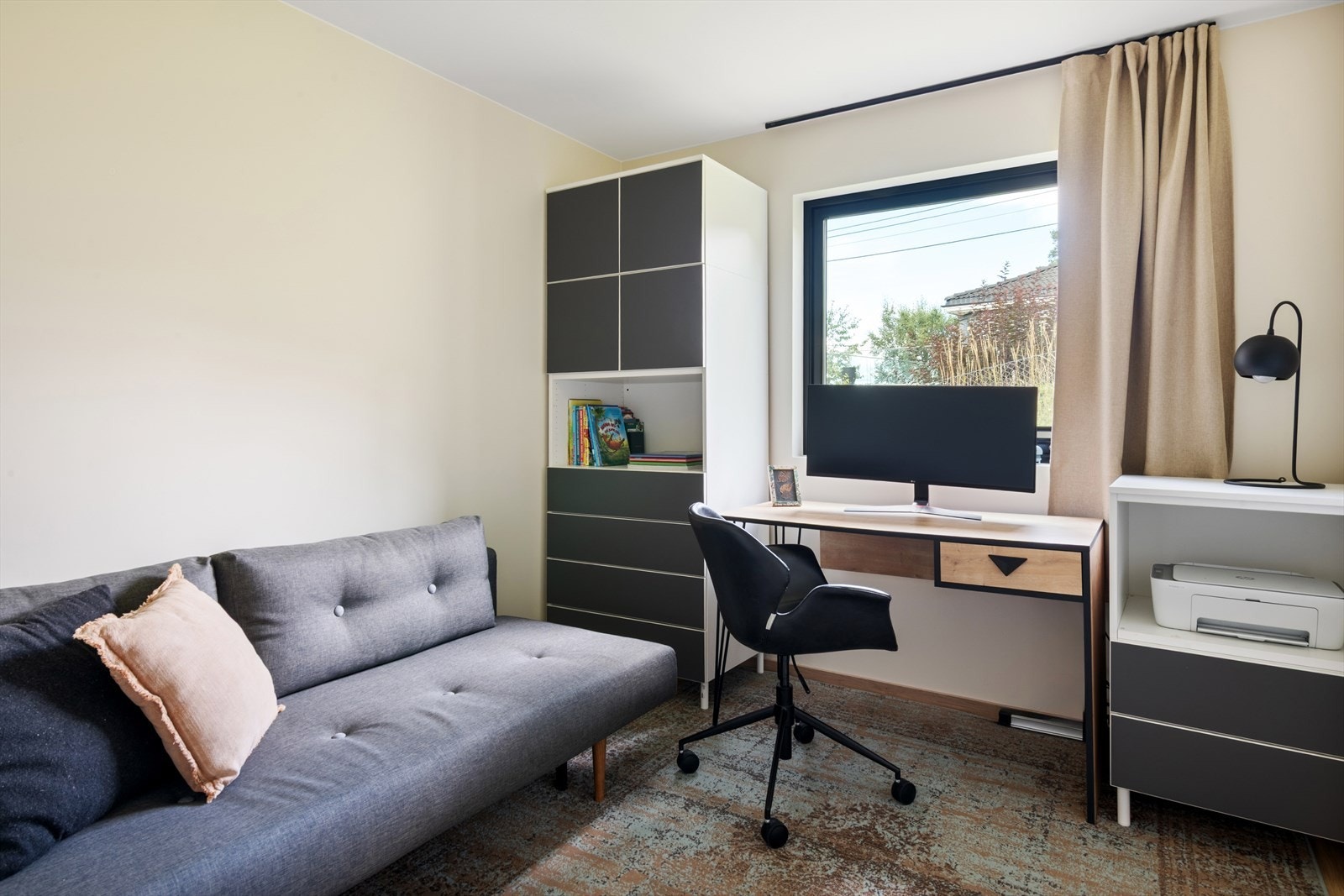 Boligens andre soverom er romslig og gir god plass til seng med tilhørende nattbord, skrivebord, garderobe og annet ønsket interiør. Galleribilde