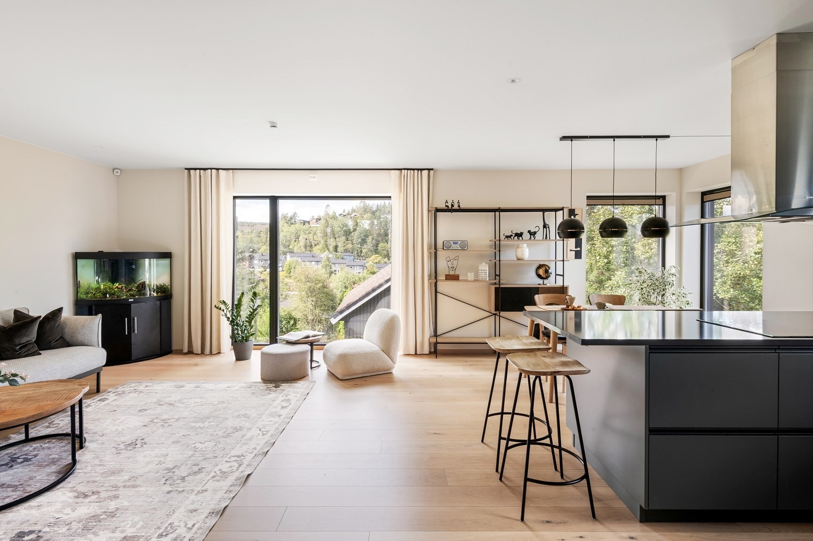 Det første som møter deg i stuen er de store panoramavinduer som gir deg en fantastisk, usjenert utsikt. Alle vinduer ble utstyrt med screens, som gir solskjerming og bedre energieffektivitet om vinteren. Galleribilde