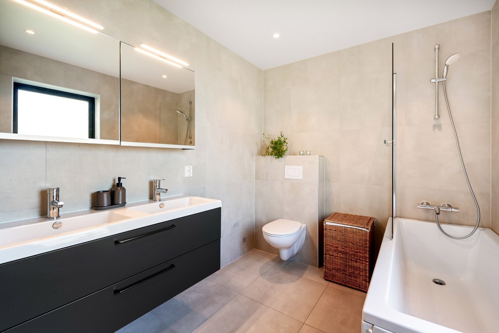 I tillegg har du direkte tilgang til et eget bad, noe som gir en følelse av luksus i hverdagen. Galleribilde