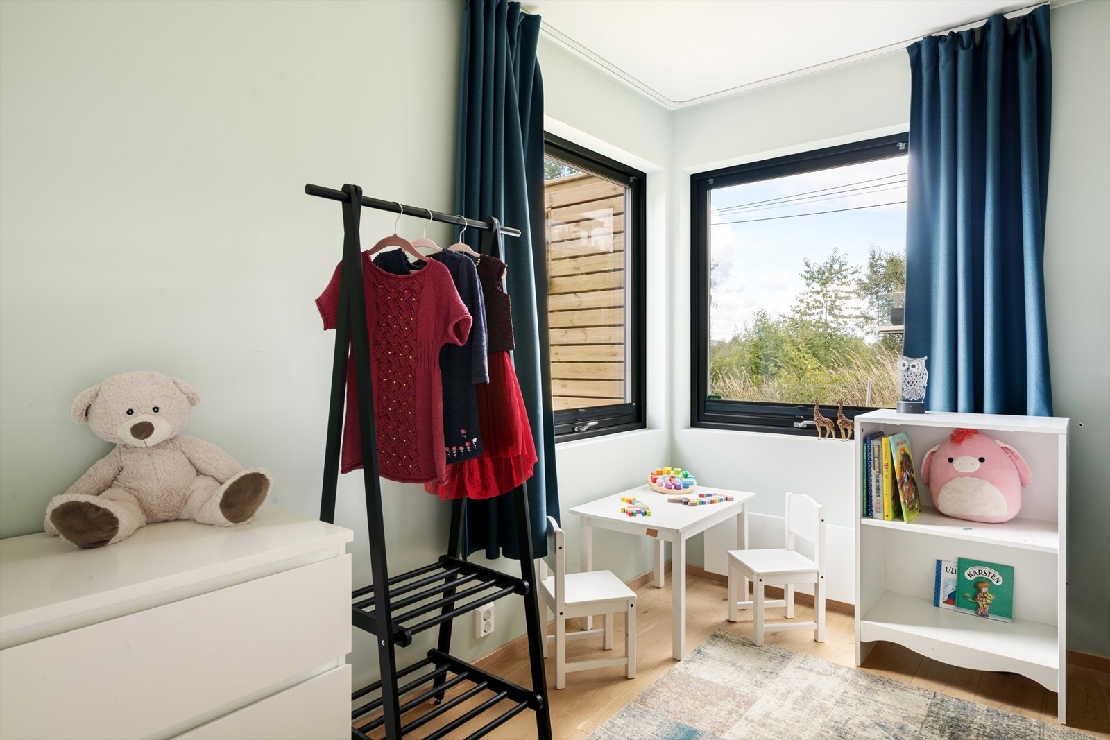 Store vindusflater slipper inn mye naturlig lys og gjør det enkelt å lufte ut, noe som skaper et lyst og trivelig rom. Rommet passer ypperlig som barnerom, gjesterom eller kontor. Galleribilde